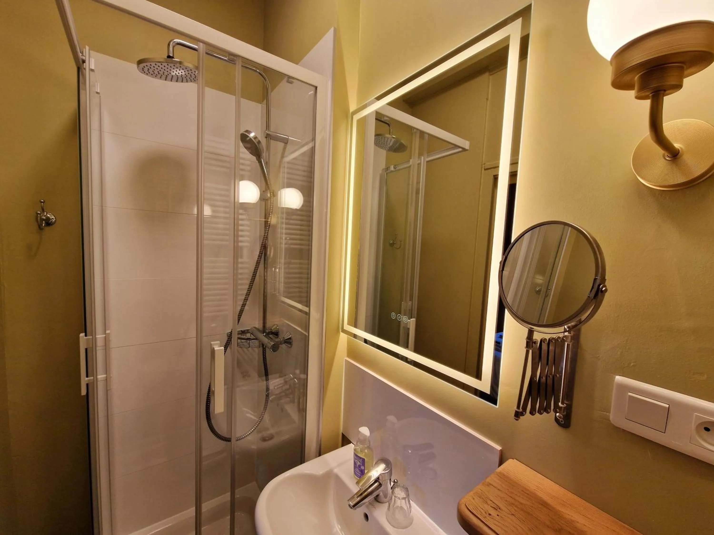 Shower in HOTEL DE L'ABBAYE DE LONGPONT