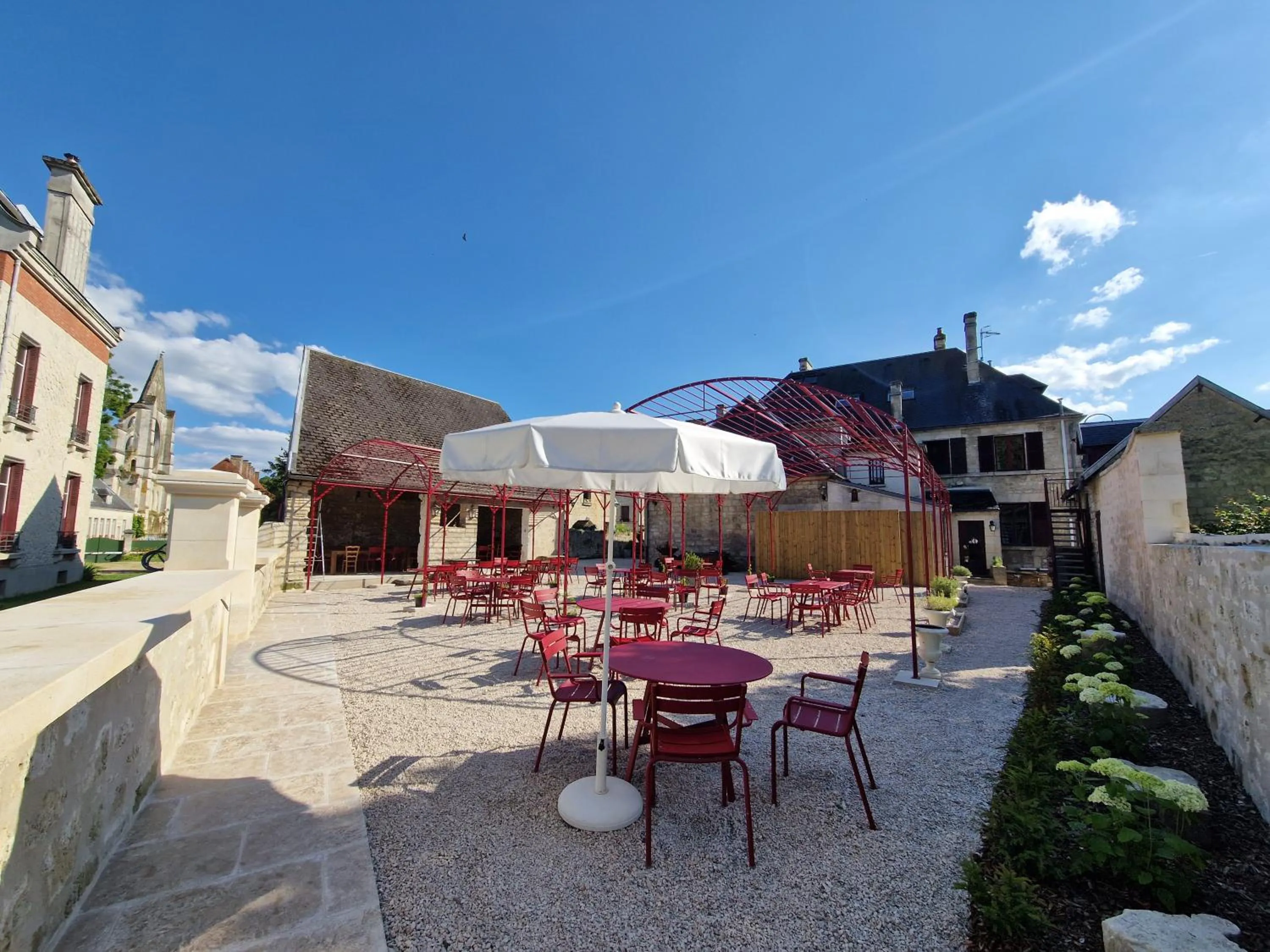 Patio in HOTEL DE L'ABBAYE DE LONGPONT