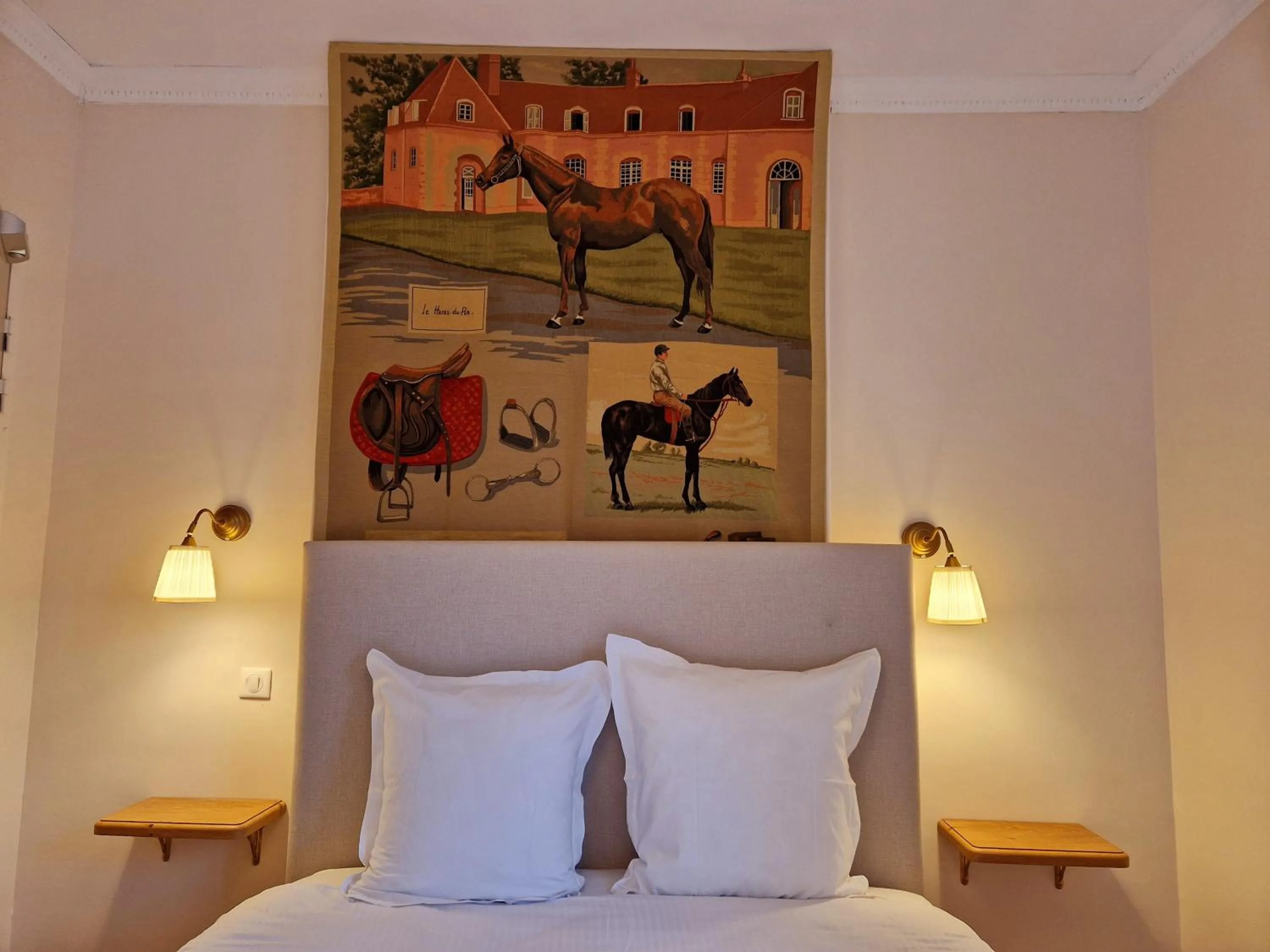 Bed in HOTEL DE L'ABBAYE DE LONGPONT