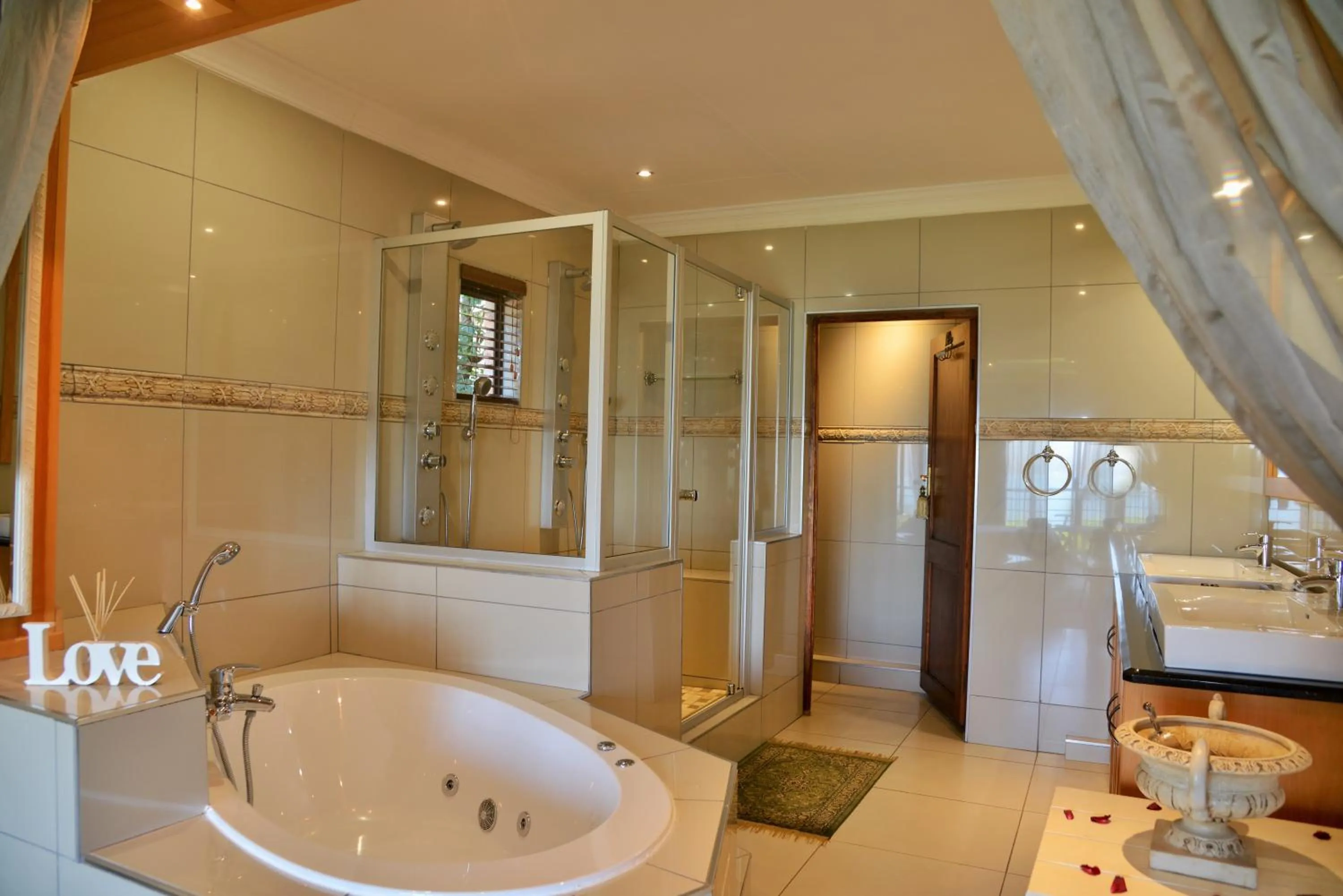 Shower in Stirling Manor Boutique Guest House