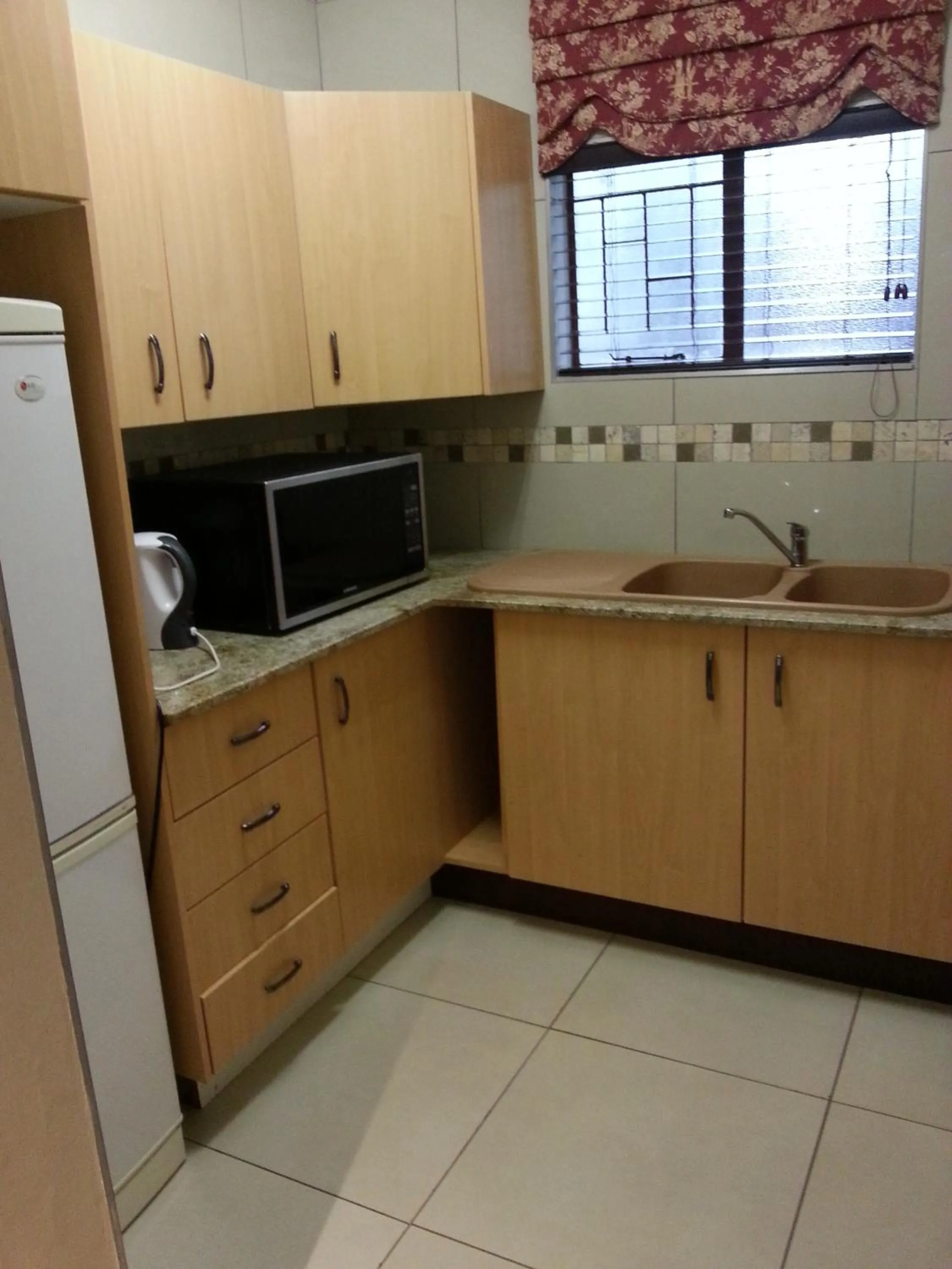 Kitchen or kitchenette in Stirling Manor Boutique Guest House