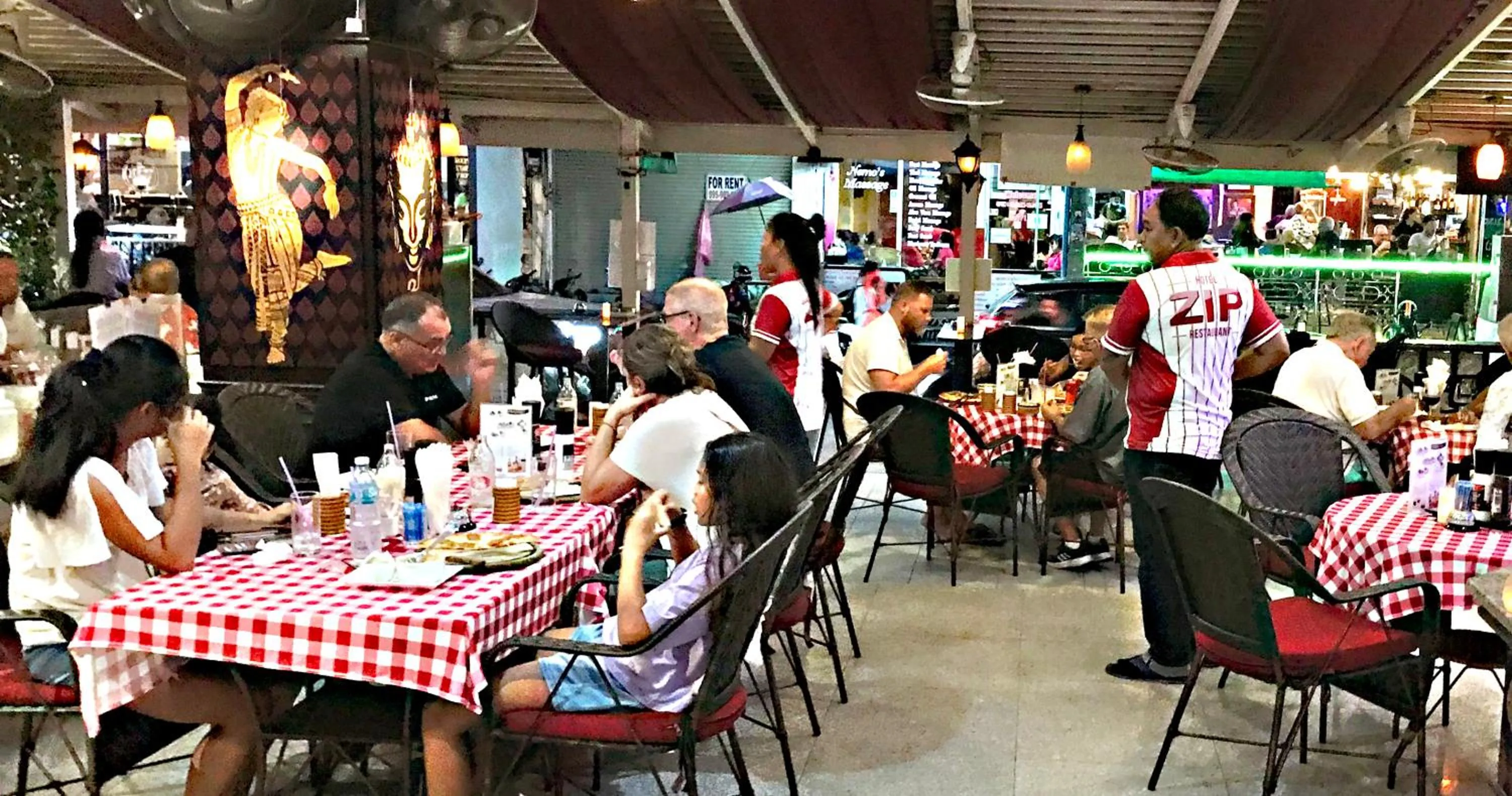 Restaurant/places to eat in ZIP Hotel & Restaurant