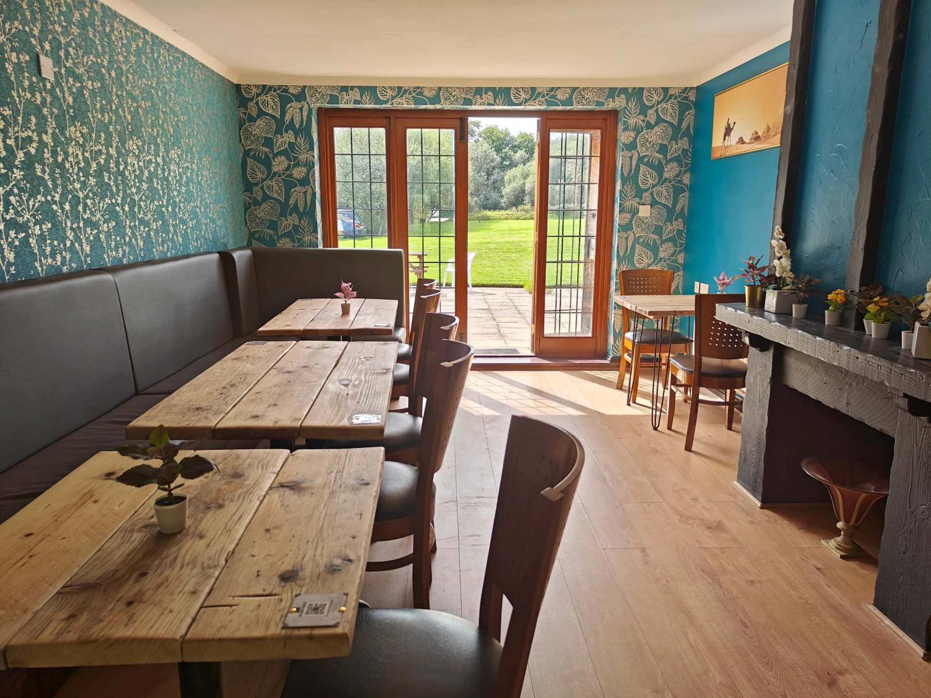 Restaurant/places to eat in Little Foxes Hotel & Gatwick Airport Parking