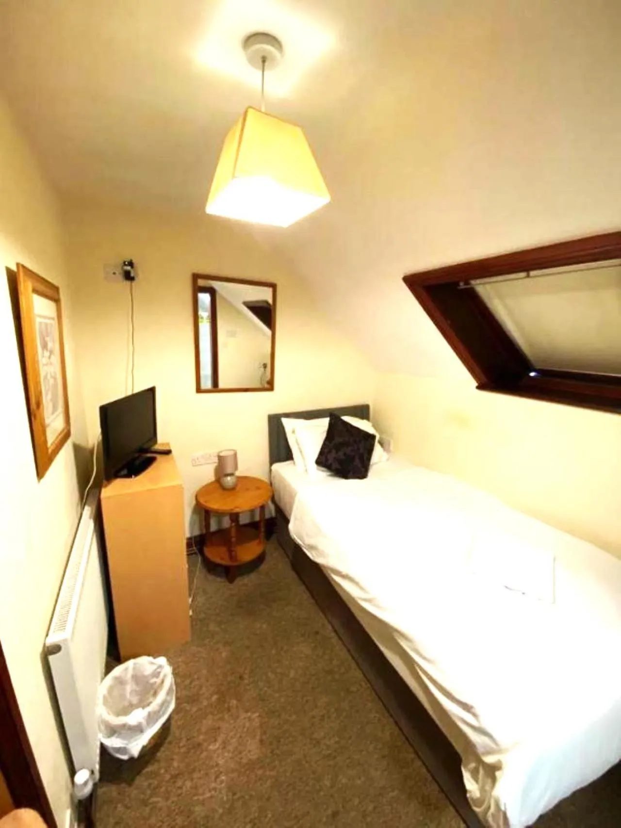 Bed in Little Foxes Hotel & Gatwick Airport Parking