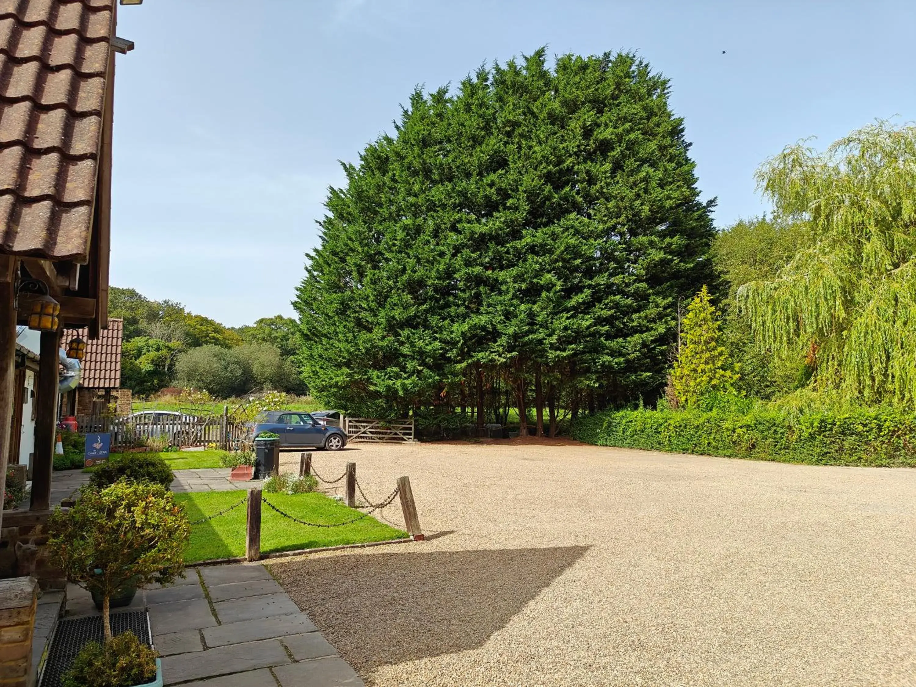 Property building in Little Foxes Hotel & Gatwick Airport Parking Property building in Little Foxes Hotel & Gatwick Airport Parking