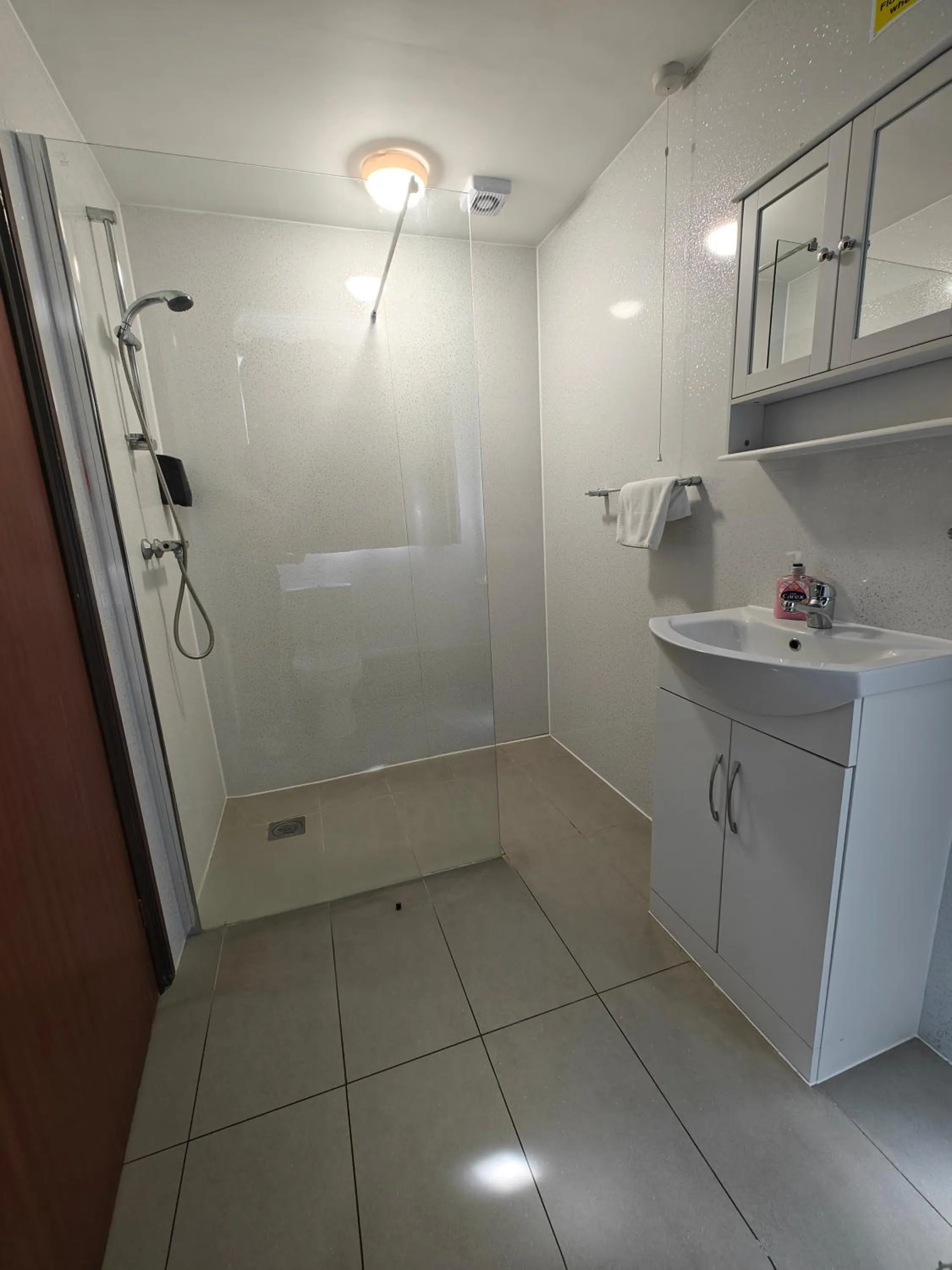 Bathroom in Little Foxes Hotel & Gatwick Airport Parking