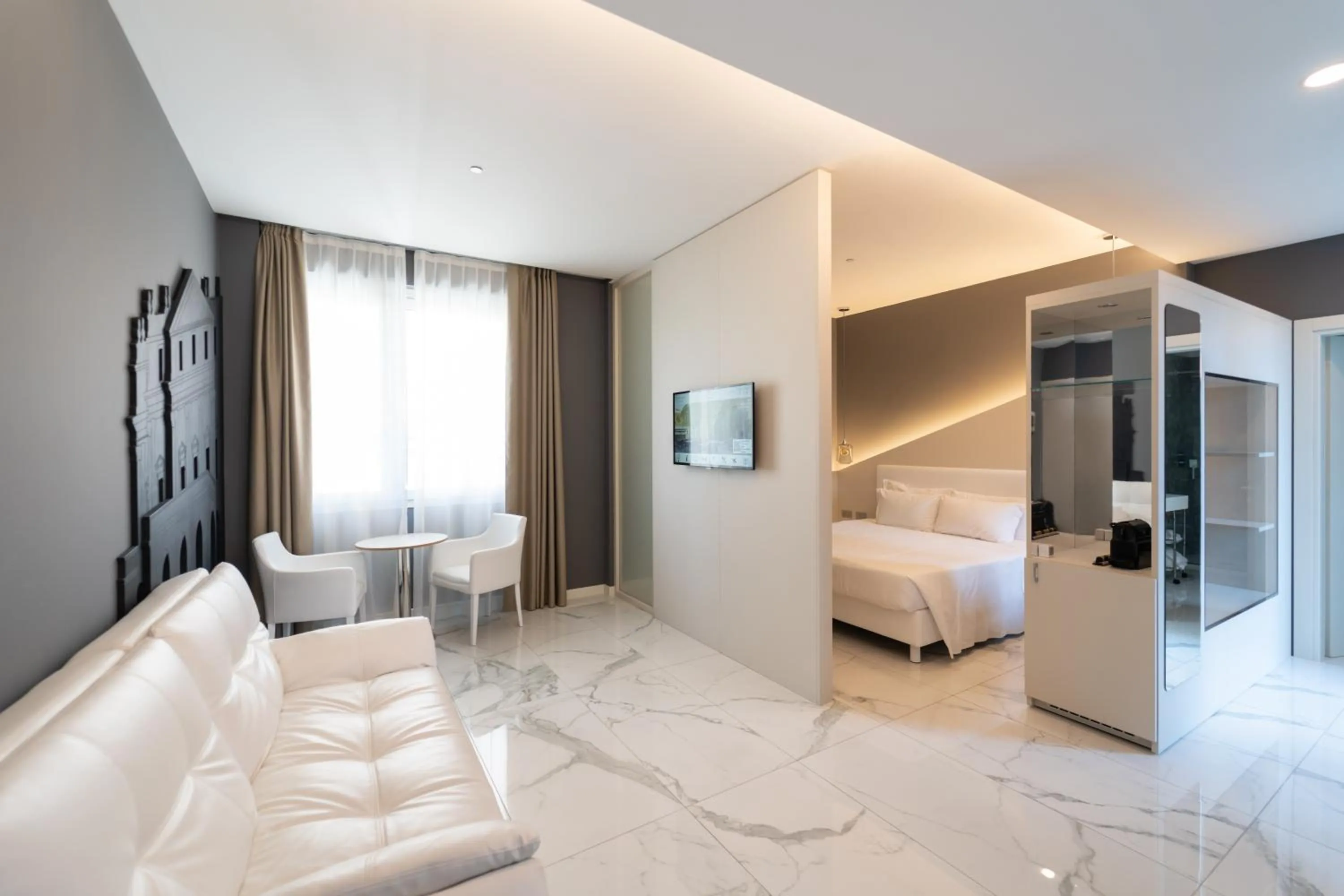 Communal lounge/ TV room, Bed in Hotel Milano Castello