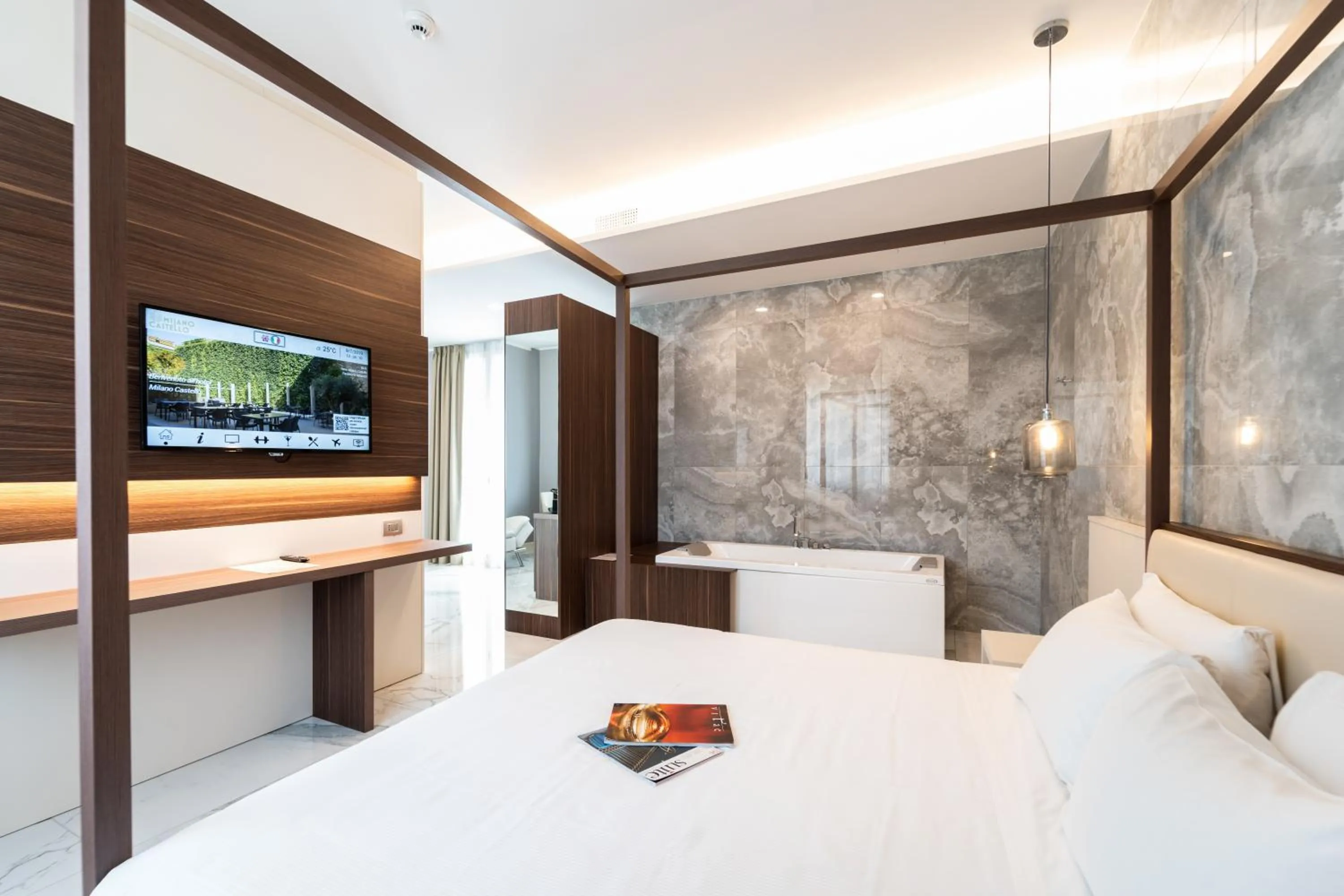 Communal lounge/ TV room, Bed in Hotel Milano Castello