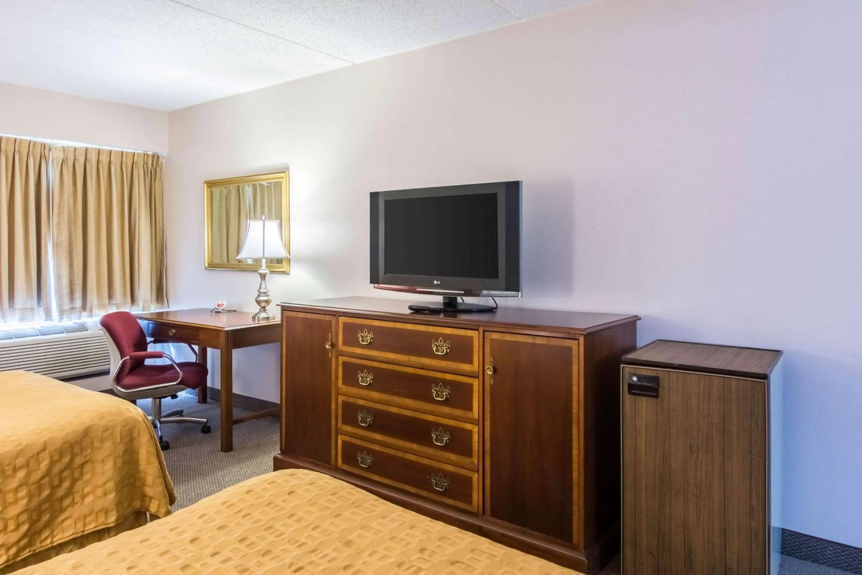 Photo of the whole room, Bed in Plaza Inn & Suites