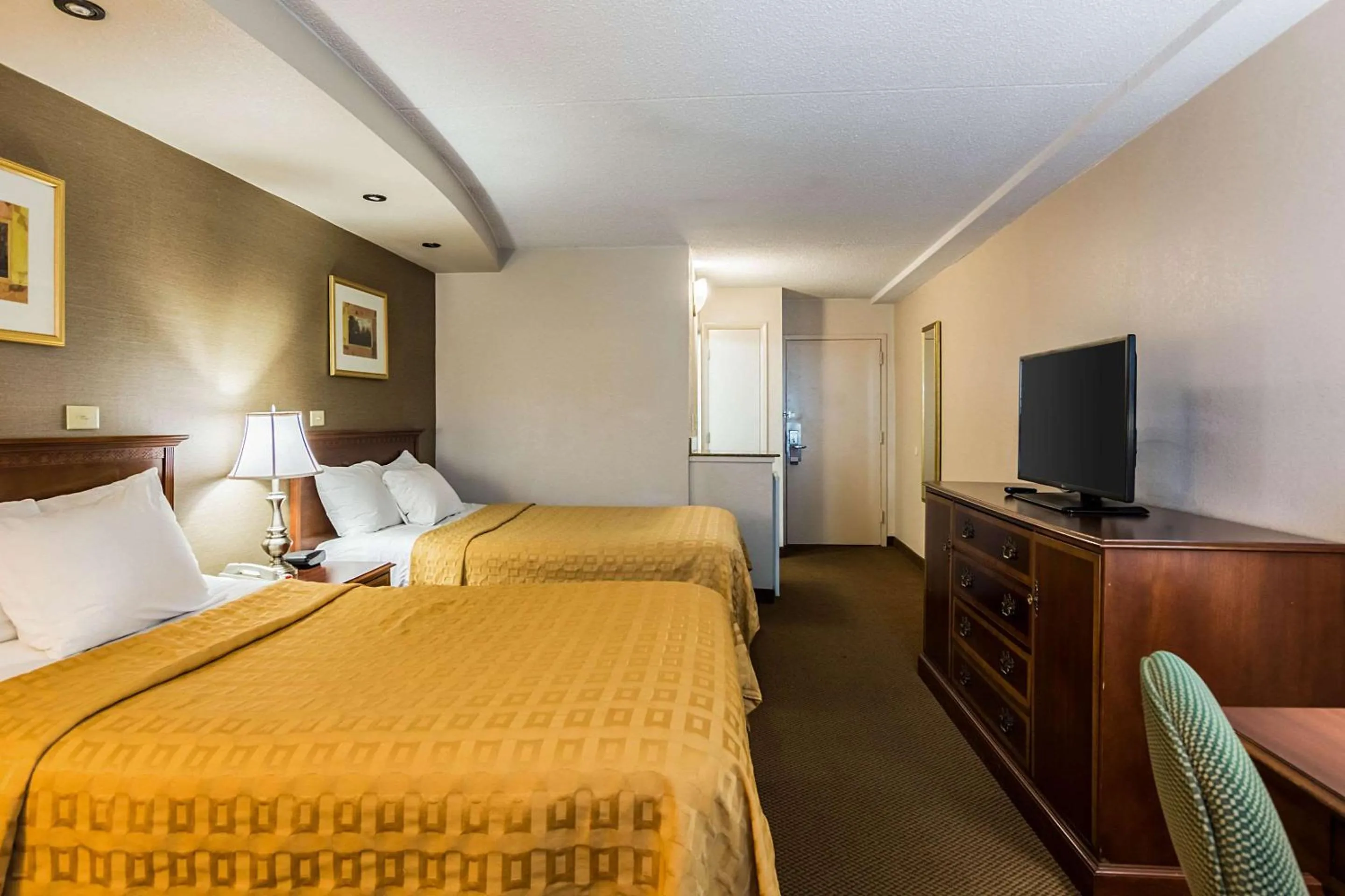 Photo of the whole room, Bed in Plaza Inn & Suites