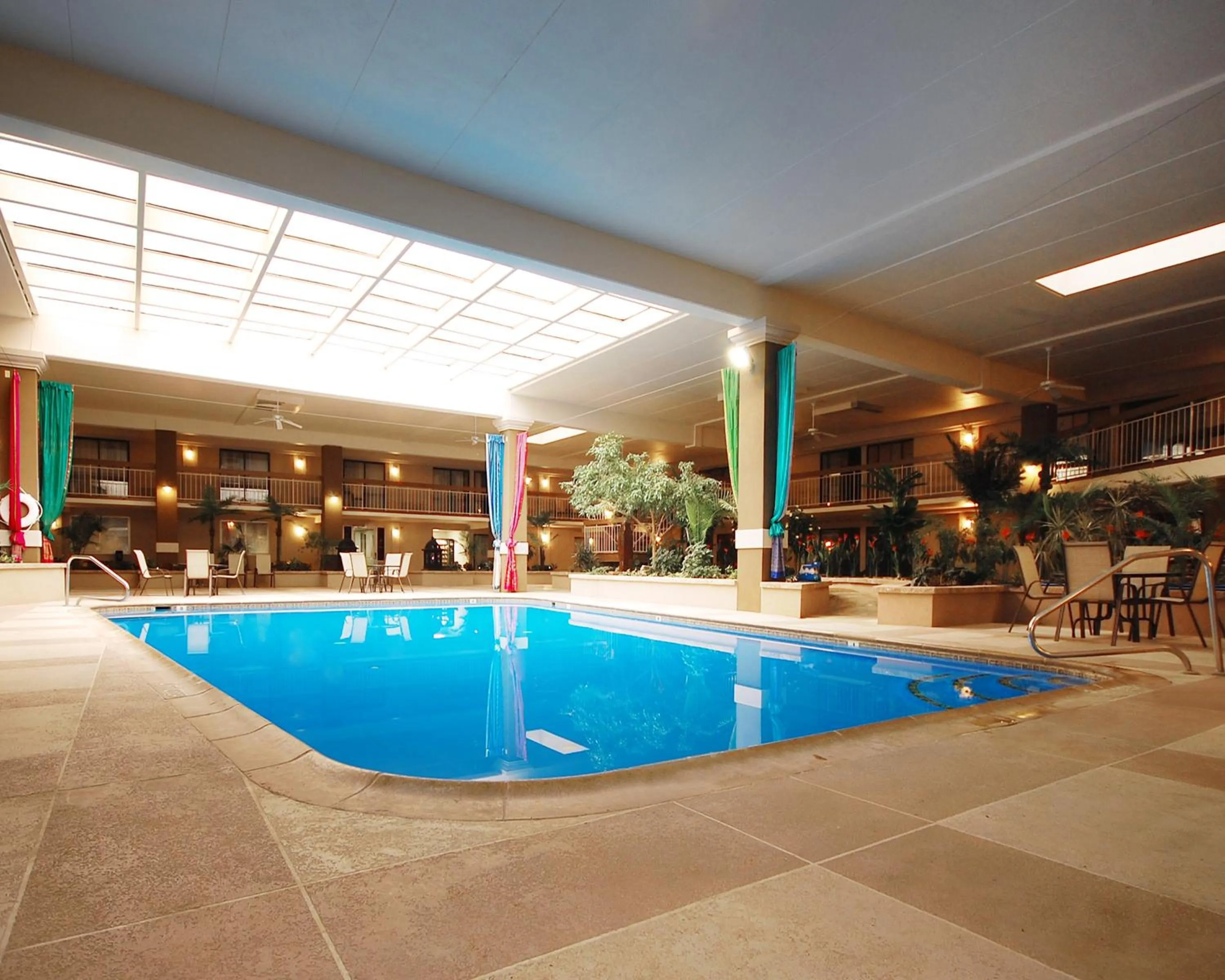 Swimming pool in Plaza Inn & Suites