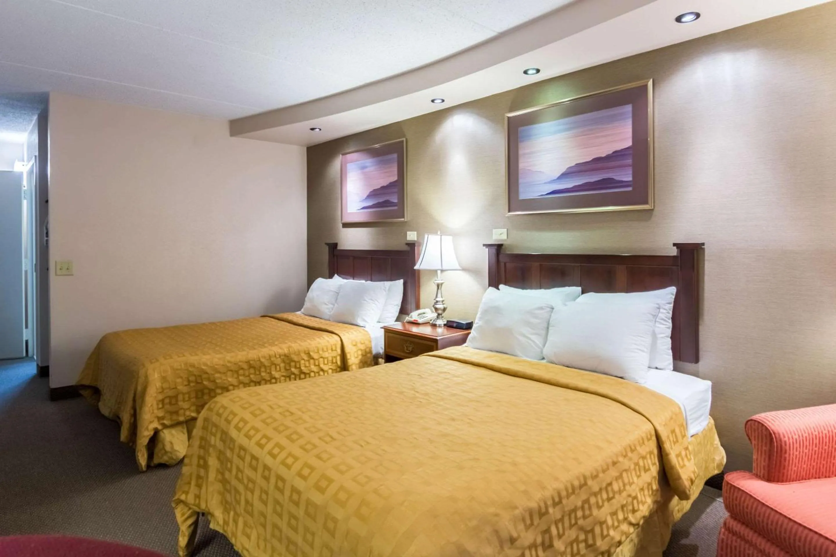 Photo of the whole room, Bed in Plaza Inn & Suites