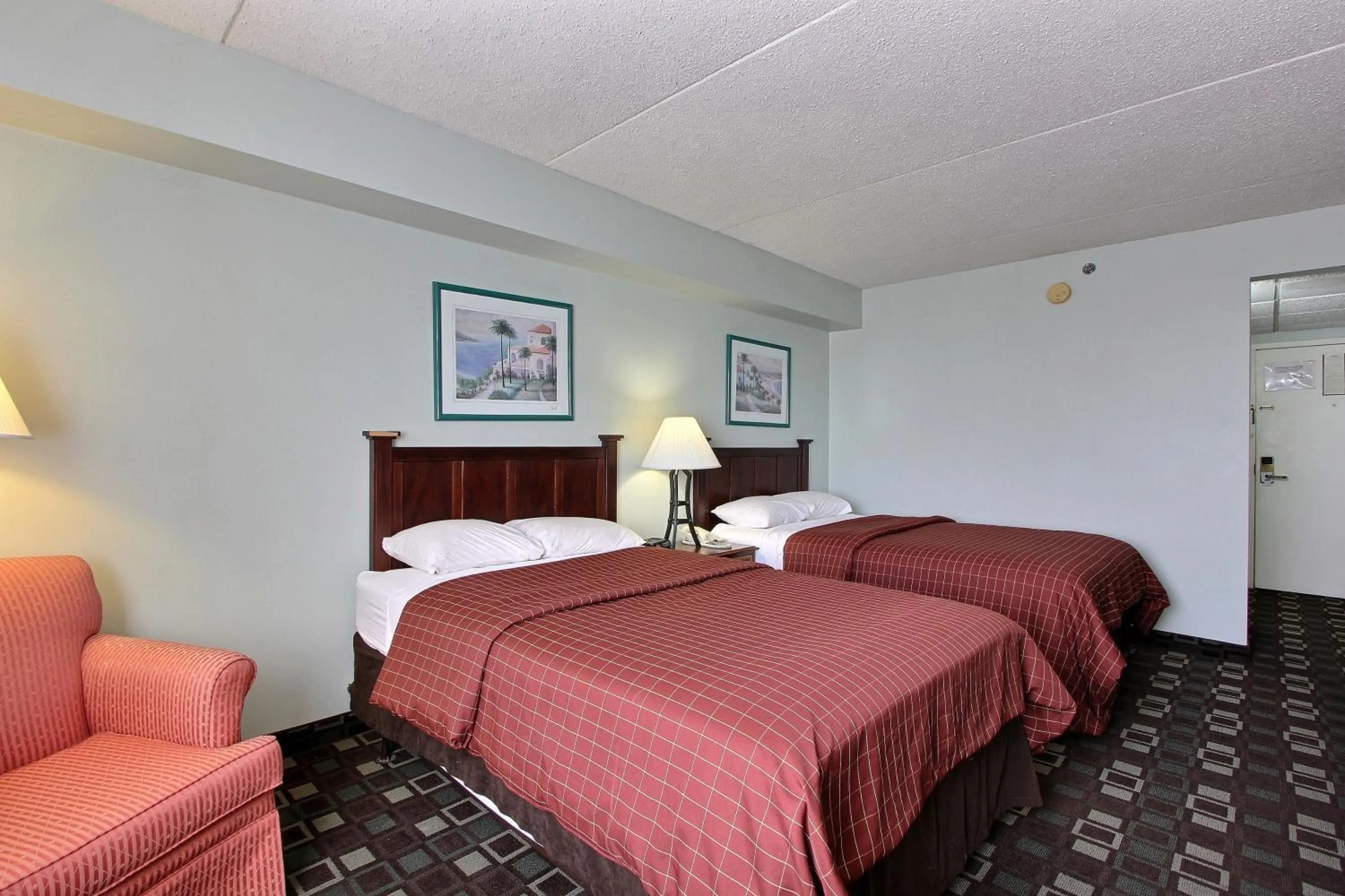 Bed in Plaza Inn & Suites