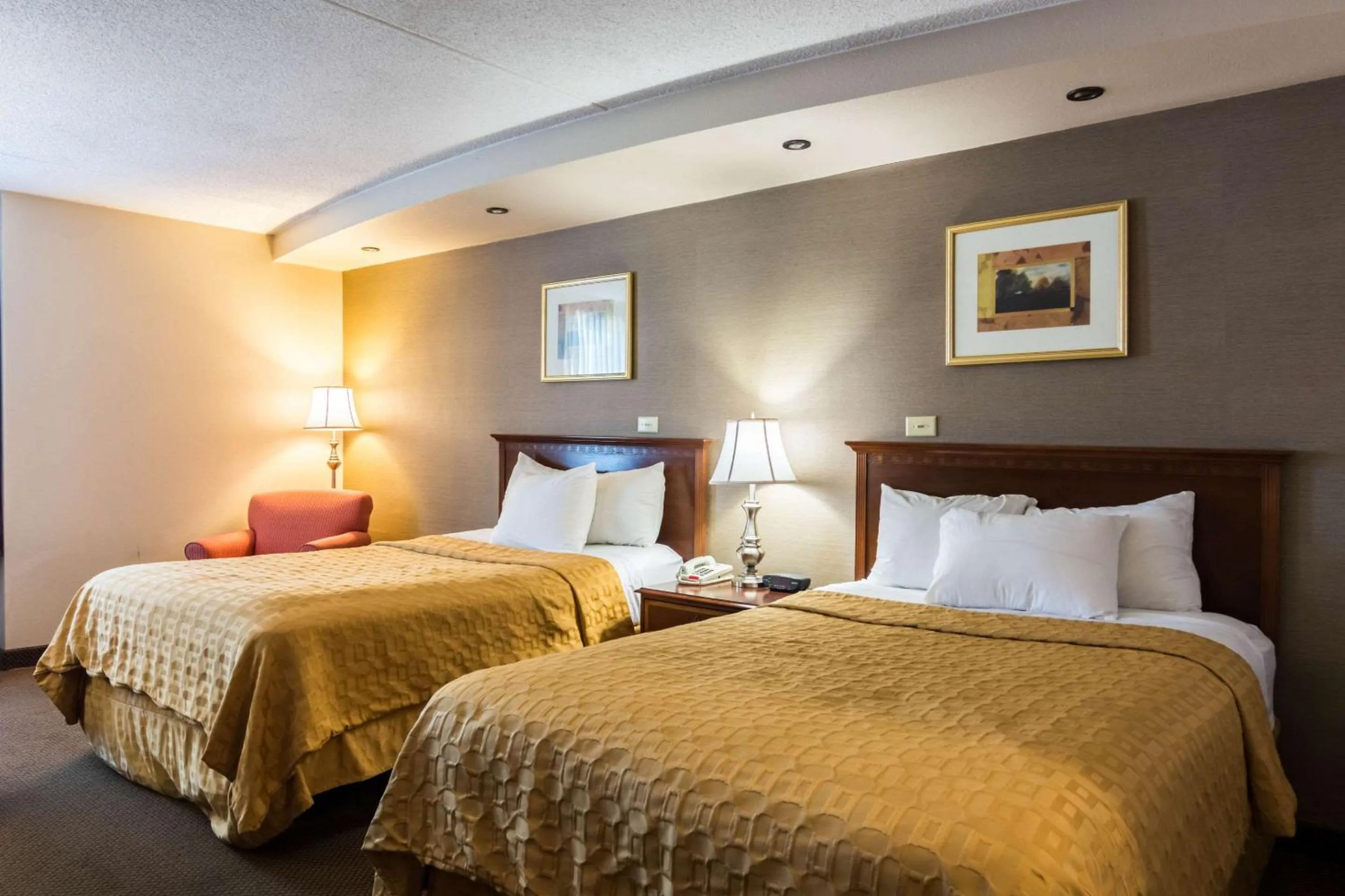 Photo of the whole room, Bed in Plaza Inn & Suites