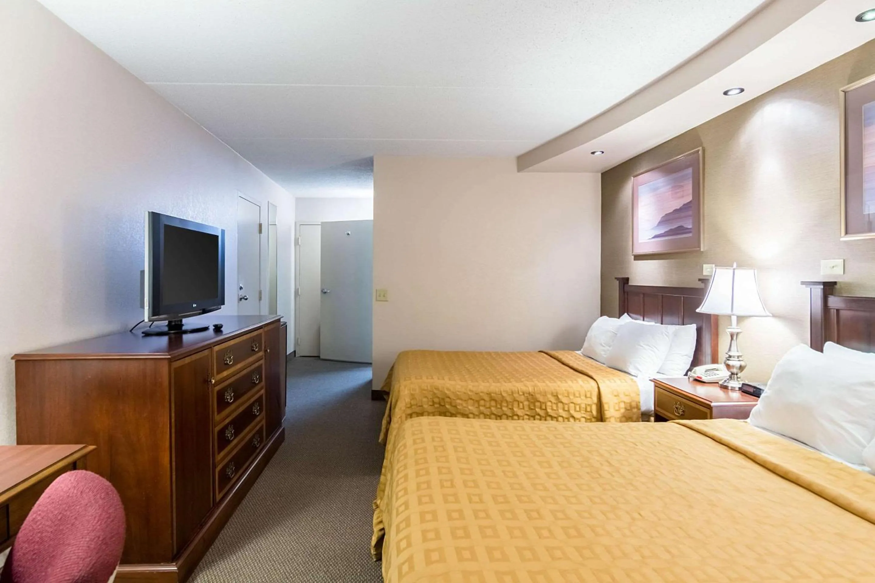 Photo of the whole room, Bed in Plaza Inn & Suites