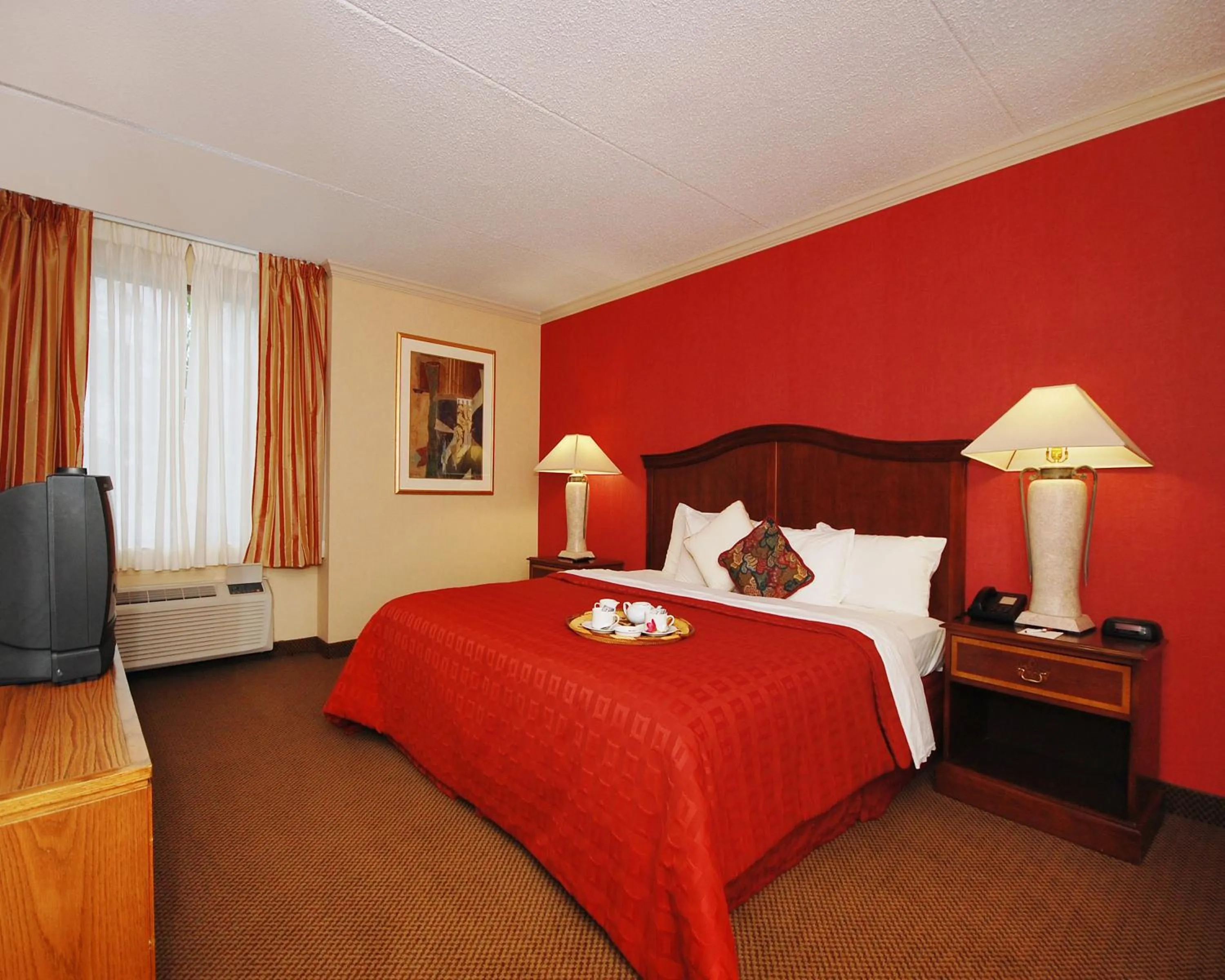 Bed in Plaza Inn & Suites