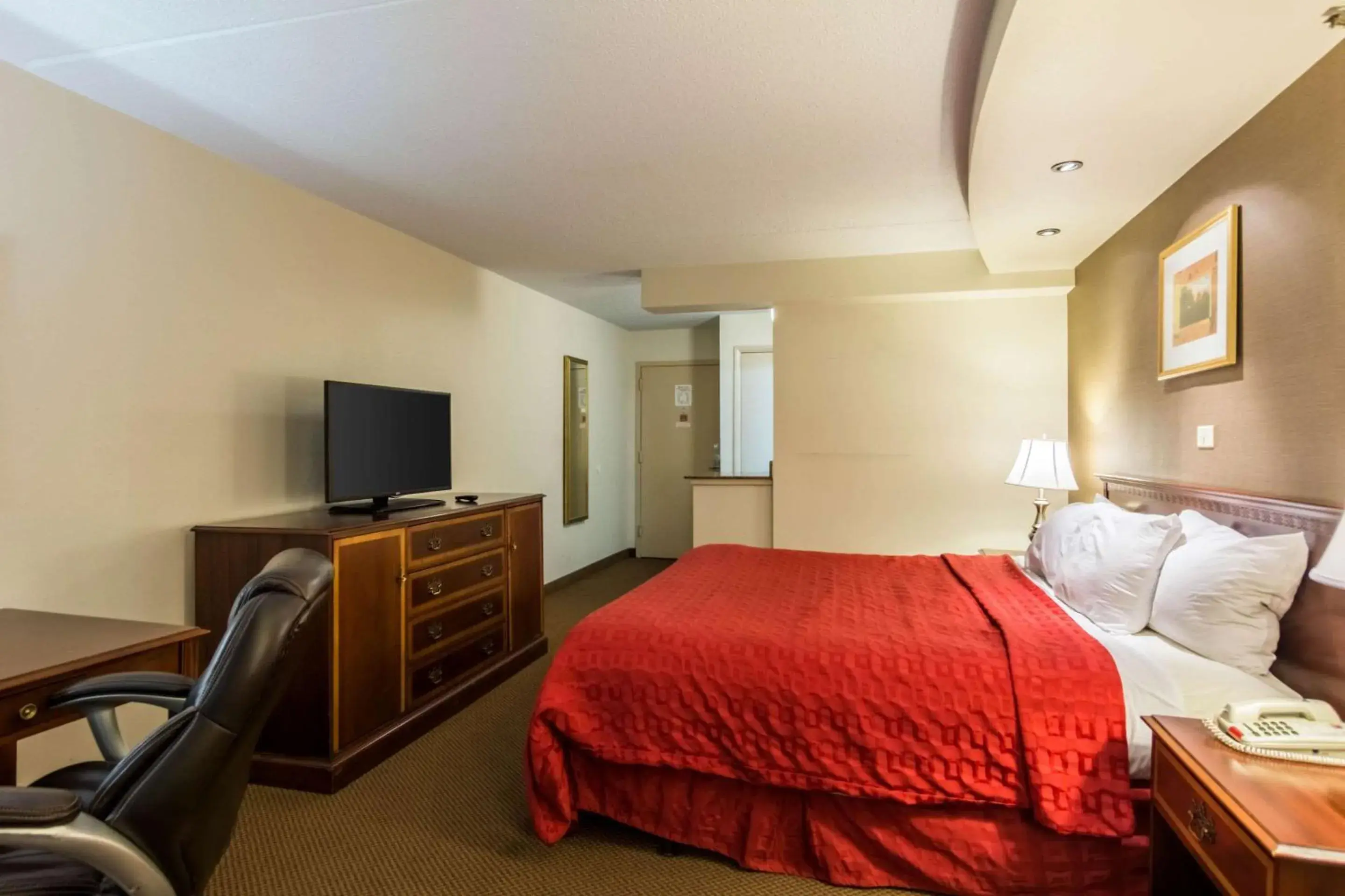 King Room - single occupancy - Non-Smoking in Plaza Inn & Suites King Room - single occupancy - Non-Smoking in Plaza Inn & Suites