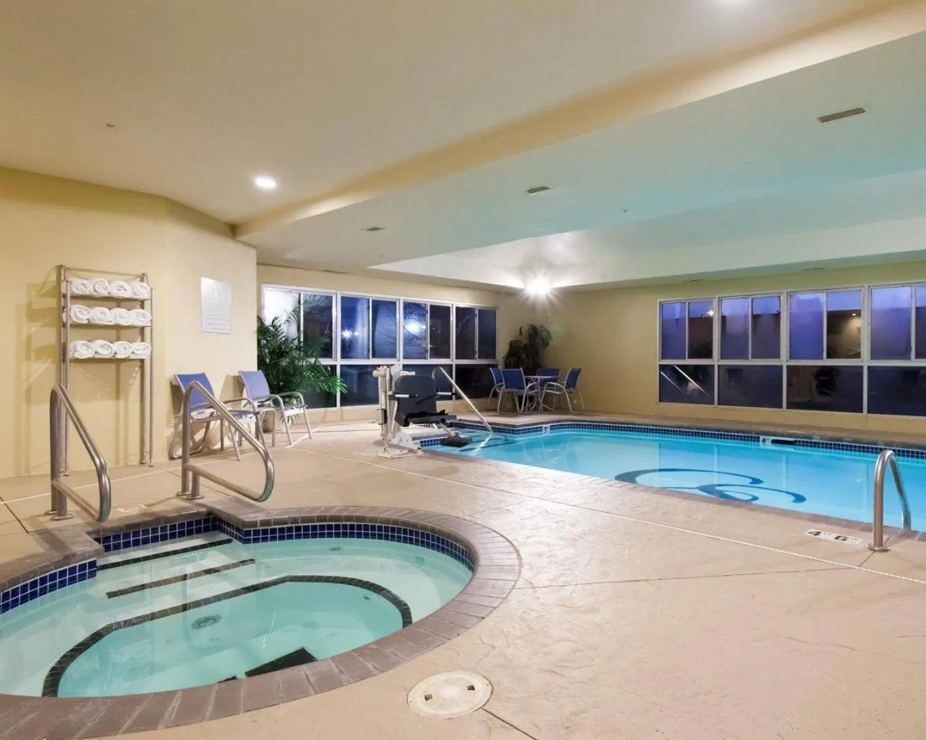 Swimming pool in Comfort Suites Tulsa Central