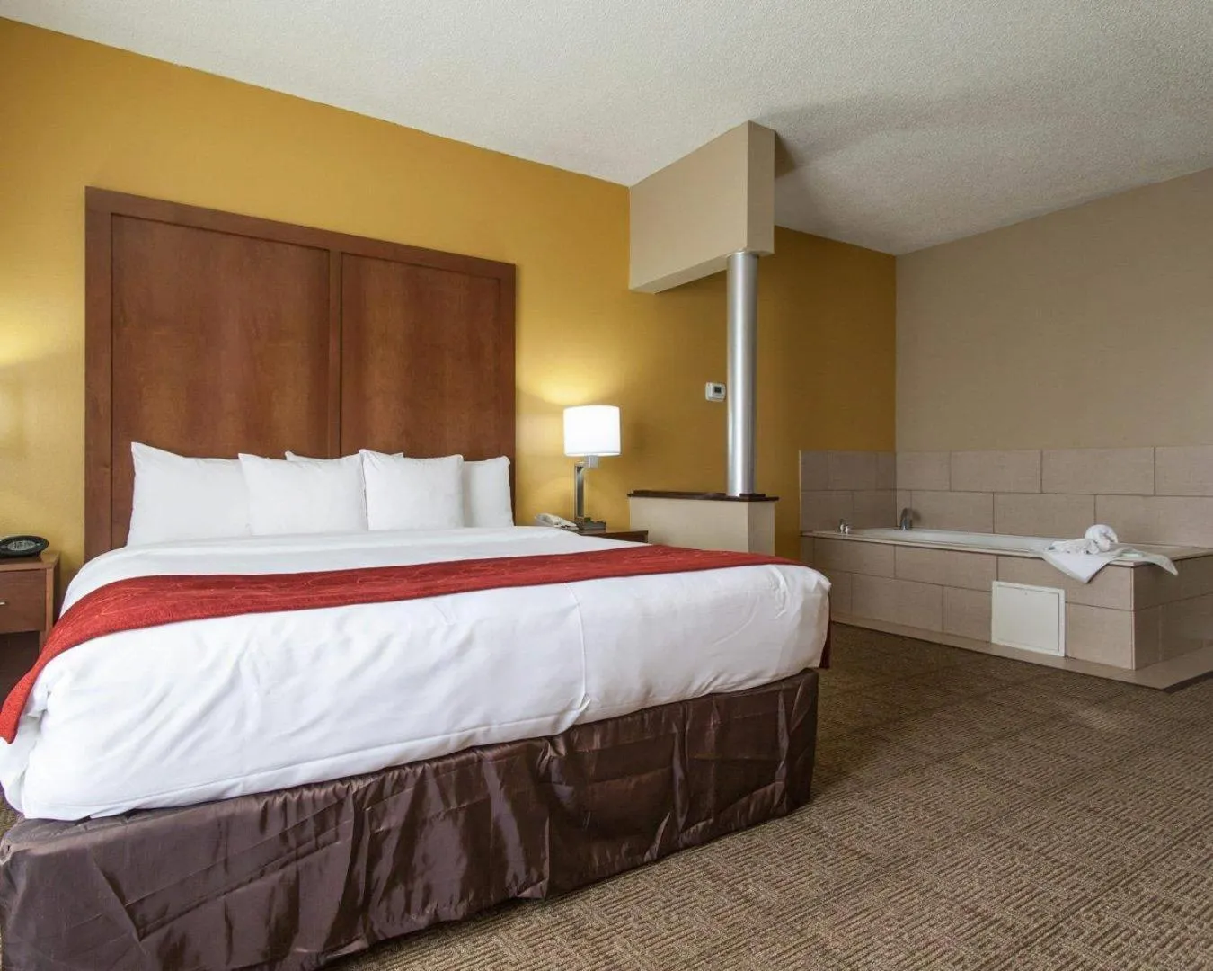 Bedroom, Bed in Comfort Suites Tulsa Central