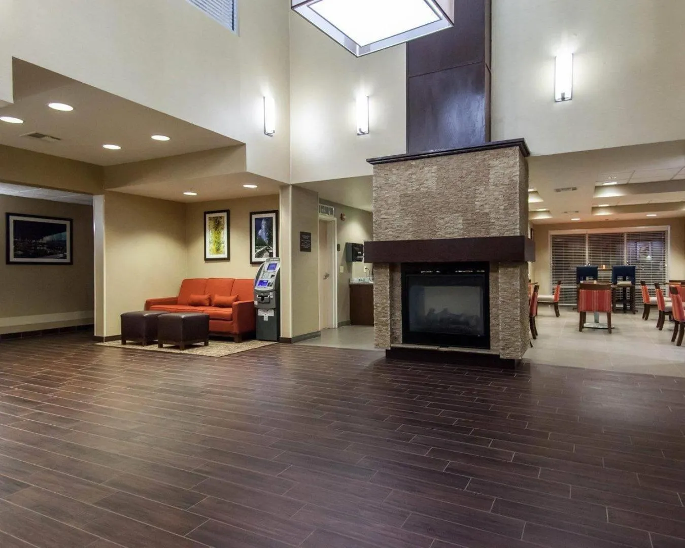 Lobby or reception in Comfort Suites Tulsa Central