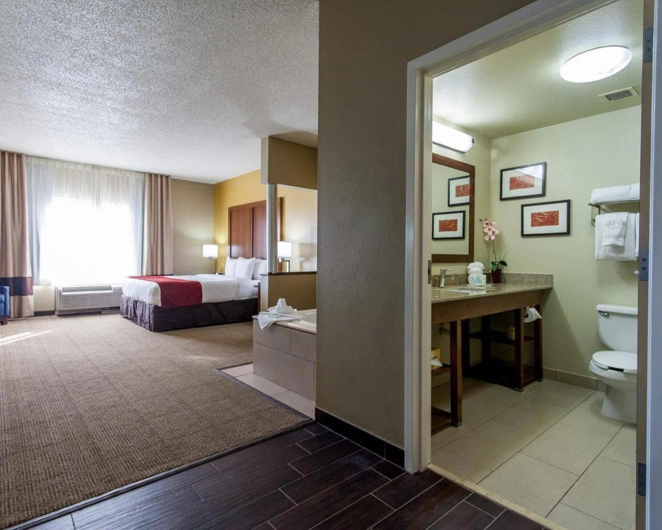 Bedroom, Bed in Comfort Suites Tulsa Central