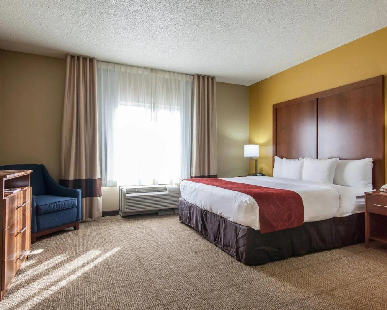 Bedroom, Bed in Comfort Suites Tulsa Central