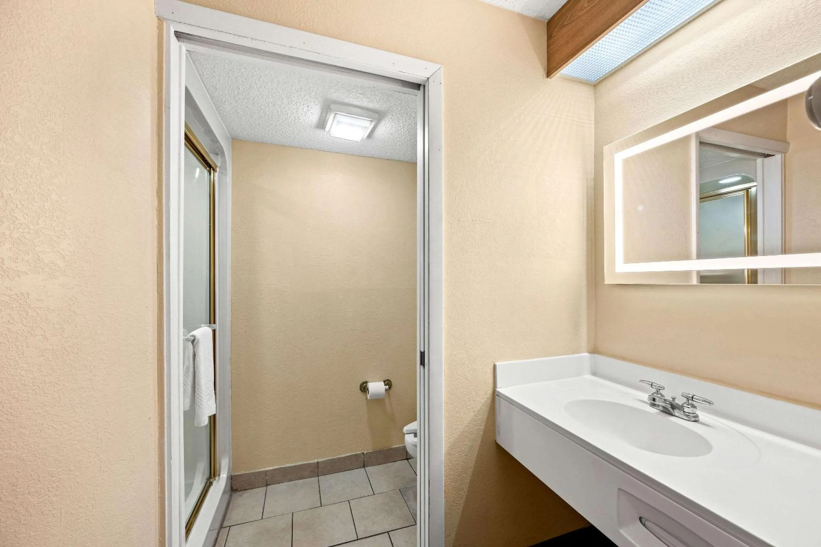 Bedroom in Econo Lodge London North