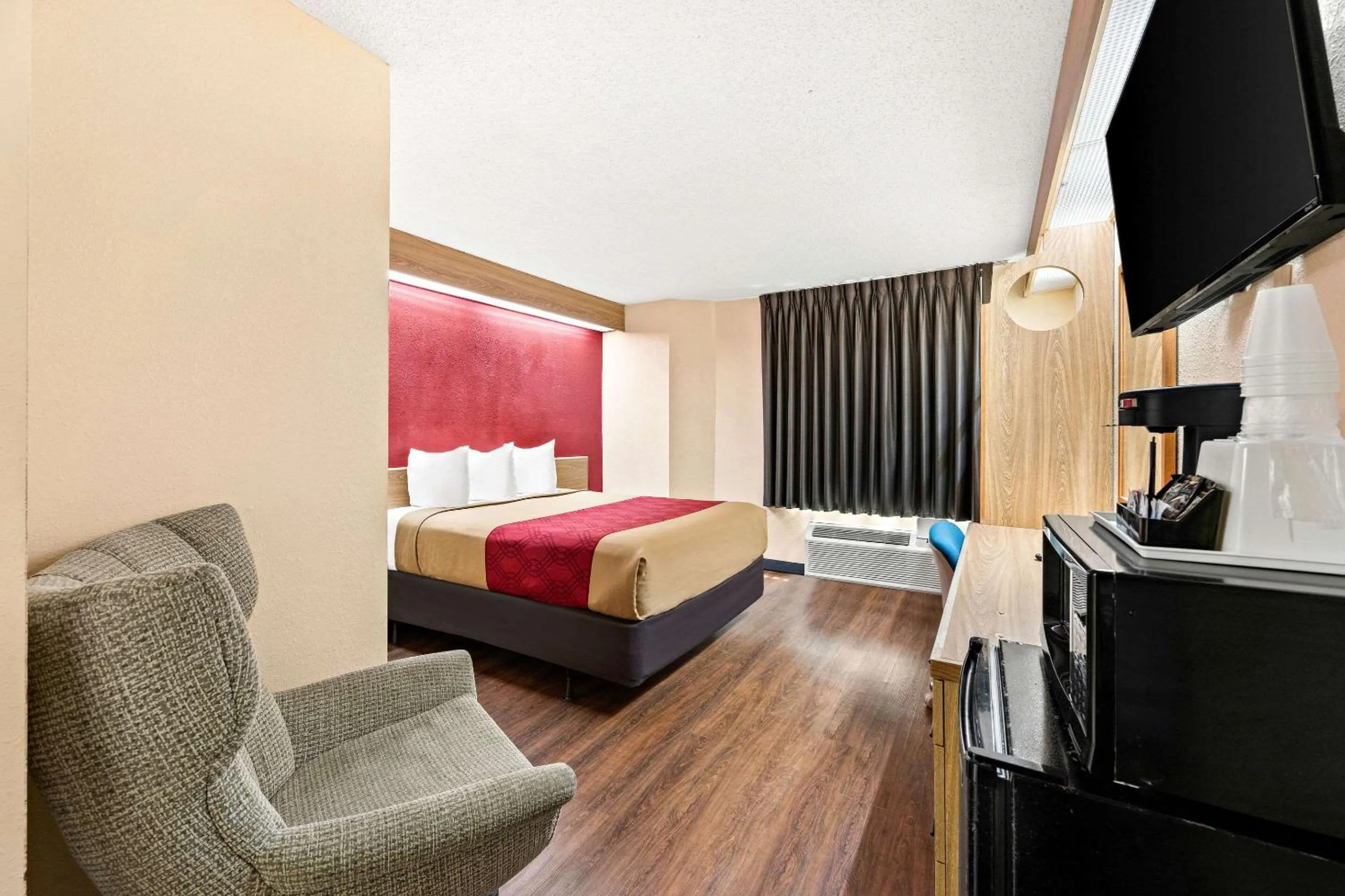 Bedroom, Bed in Econo Lodge London North