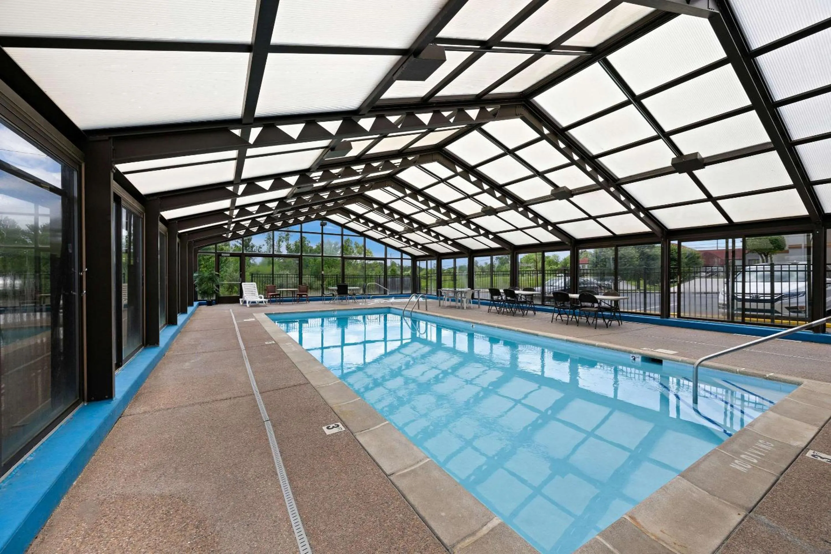 Swimming pool in Econo Lodge London North