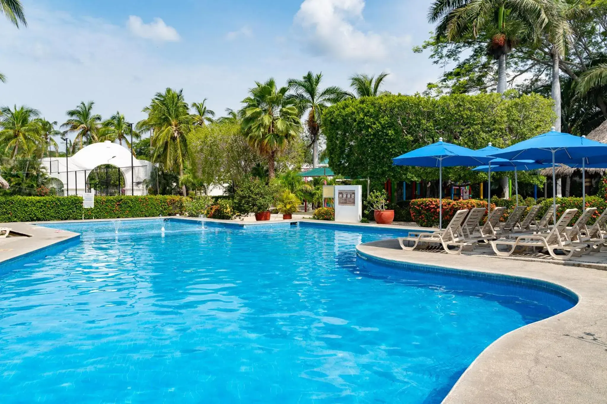 Swimming pool in Hotel Castillo Huatulco & Beach Club Swimming pool in Hotel Castillo Huatulco & Beach Club