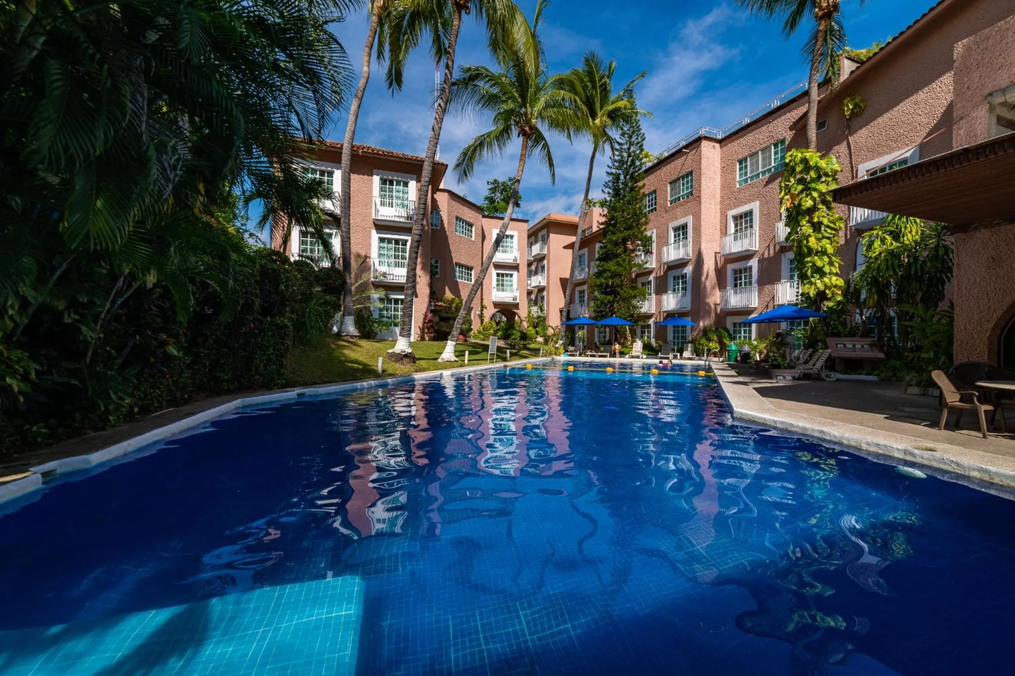 Swimming pool in Hotel Castillo Huatulco & Beach Club