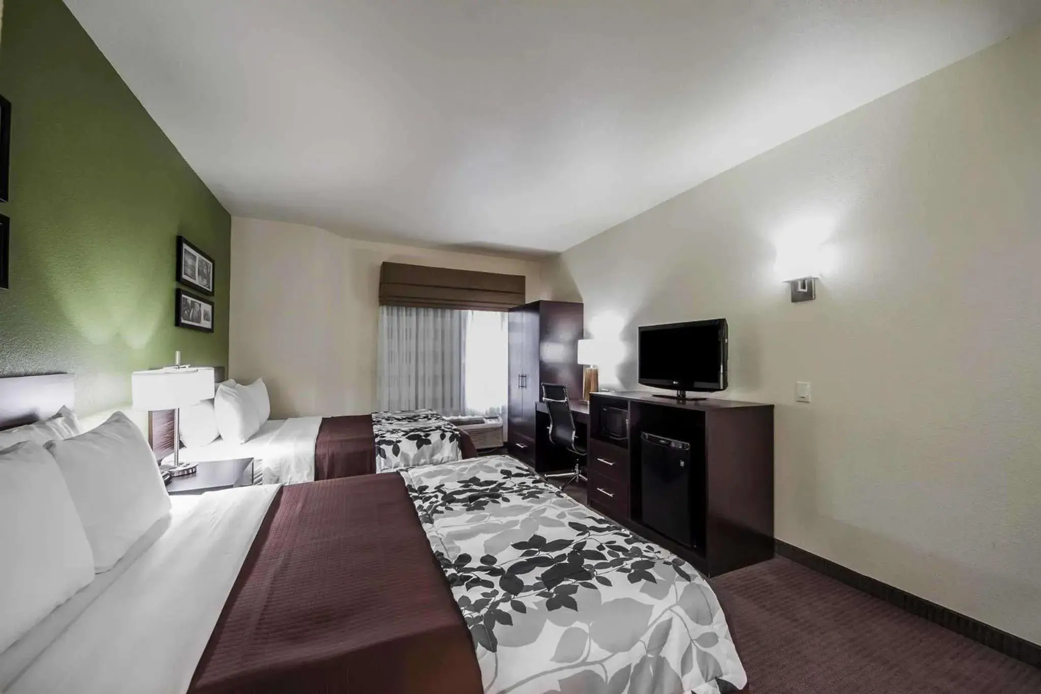 Photo of the whole room, Bed in Sleep Inn And Suites Central / I-44