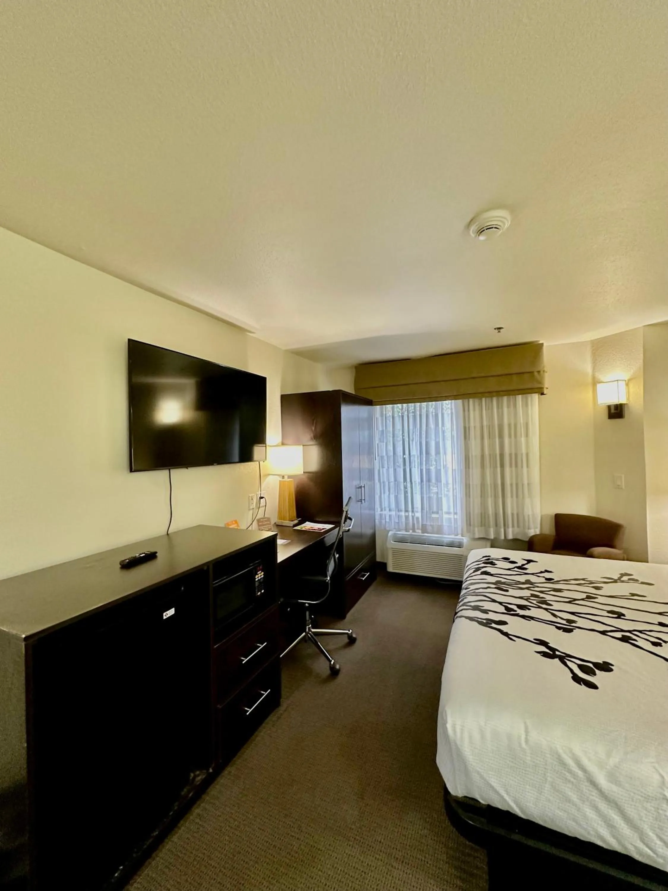 TV and multimedia, Bed in Sleep Inn & Suites Tulsa Central I-44