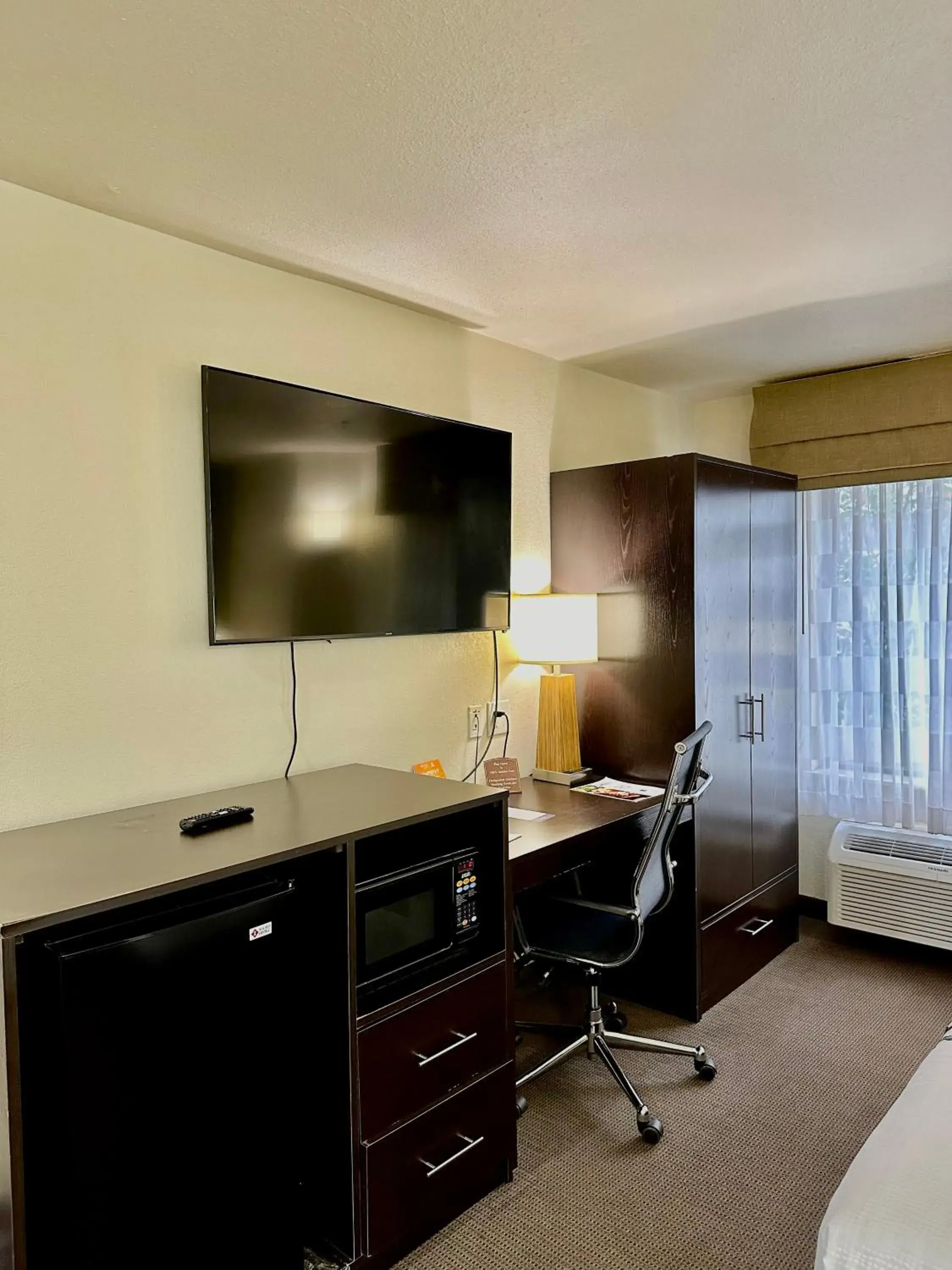 TV and multimedia, Bed in Sleep Inn & Suites Tulsa Central I-44 TV and multimedia, Bed in Sleep Inn & Suites Tulsa Central I-44