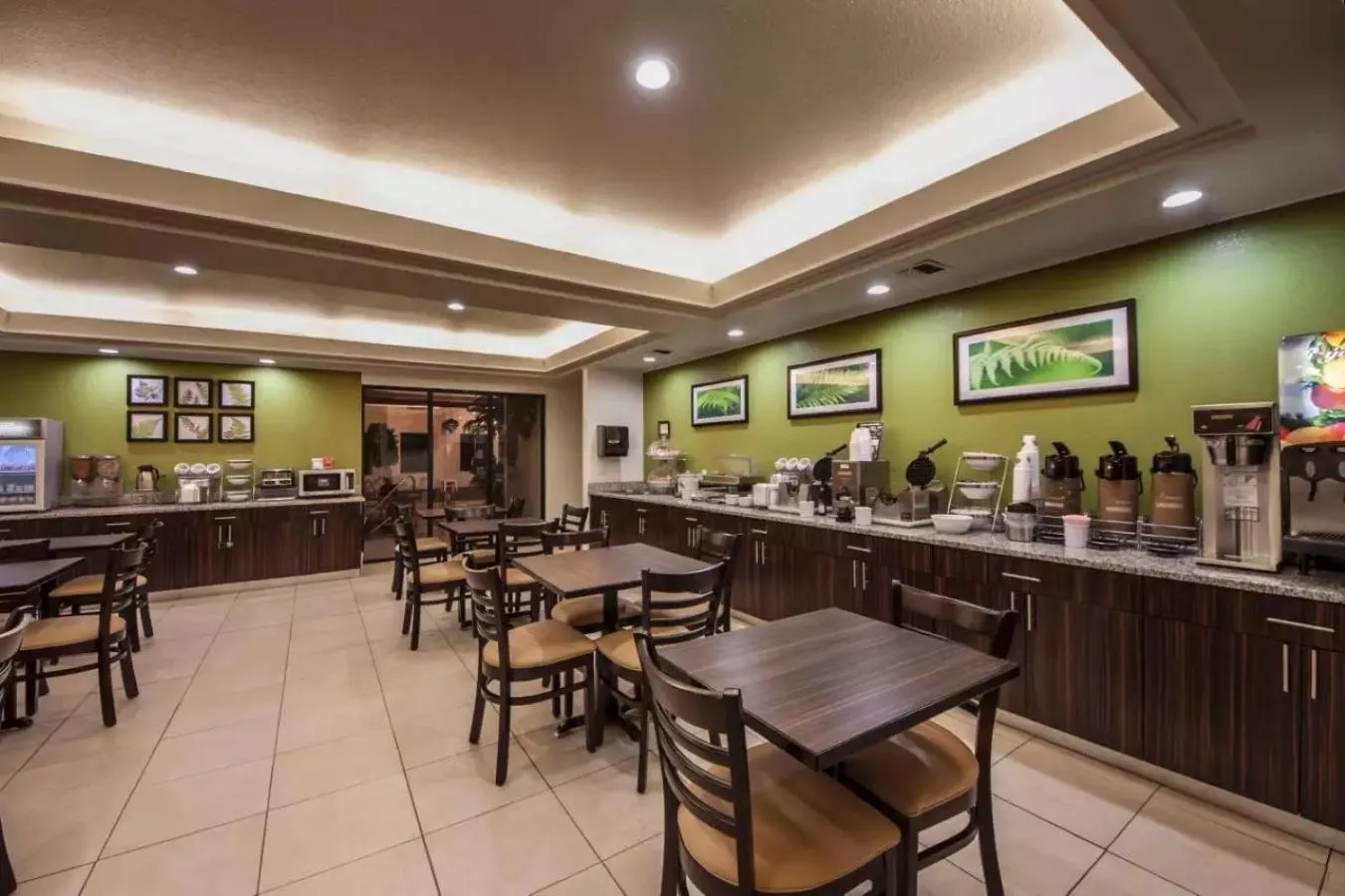 Breakfast in Sleep Inn & Suites Tulsa Central I-44