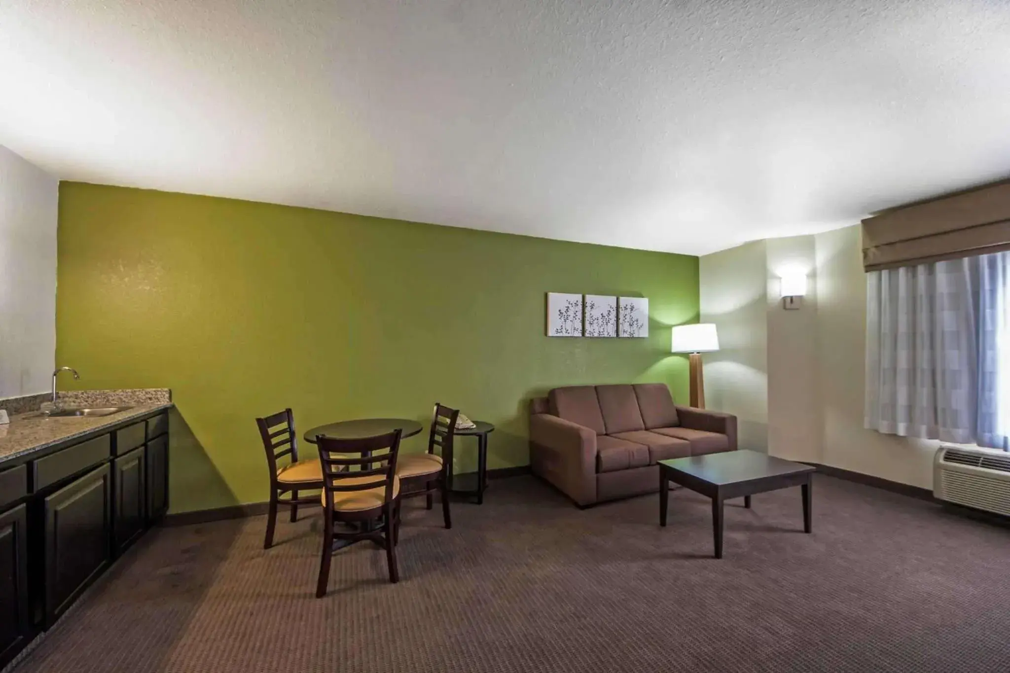 Photo of the whole room, Seating Area in Sleep Inn And Suites Central / I-44