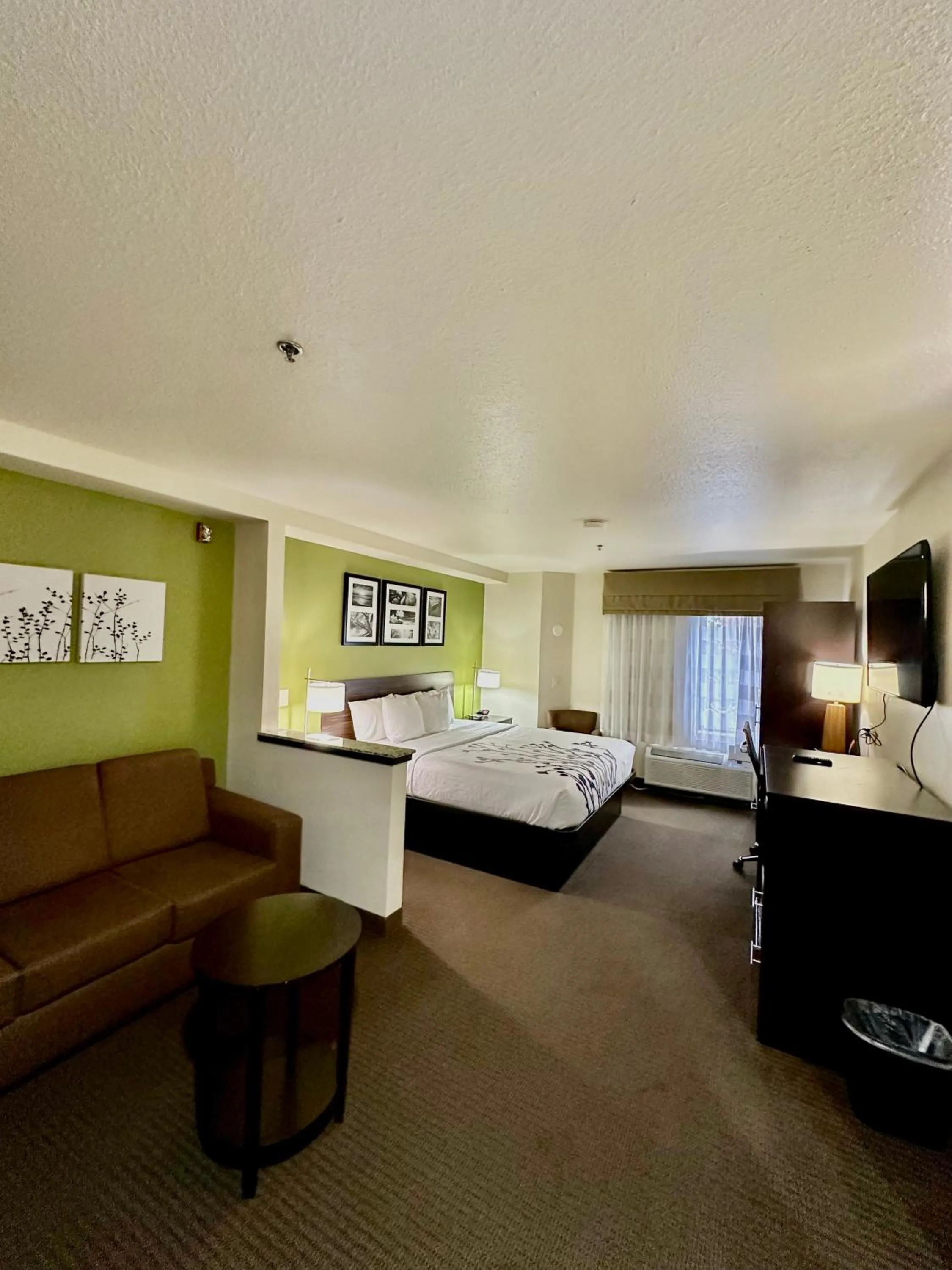 Photo of the whole room, Bed in Sleep Inn & Suites Tulsa Central I-44
