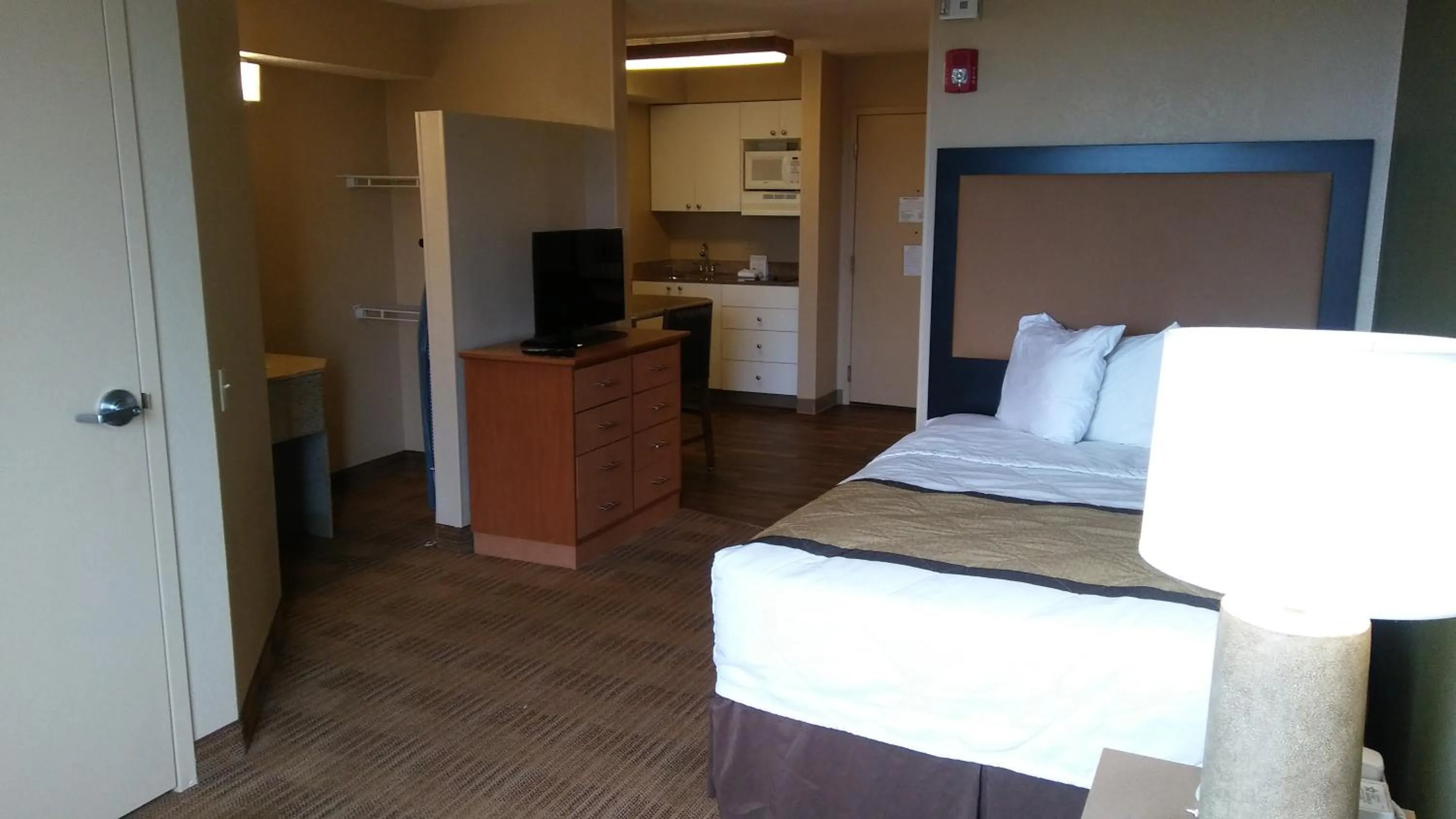Bed in Extended Stay America Suites - Orlando - Southpark - Commodity Circle