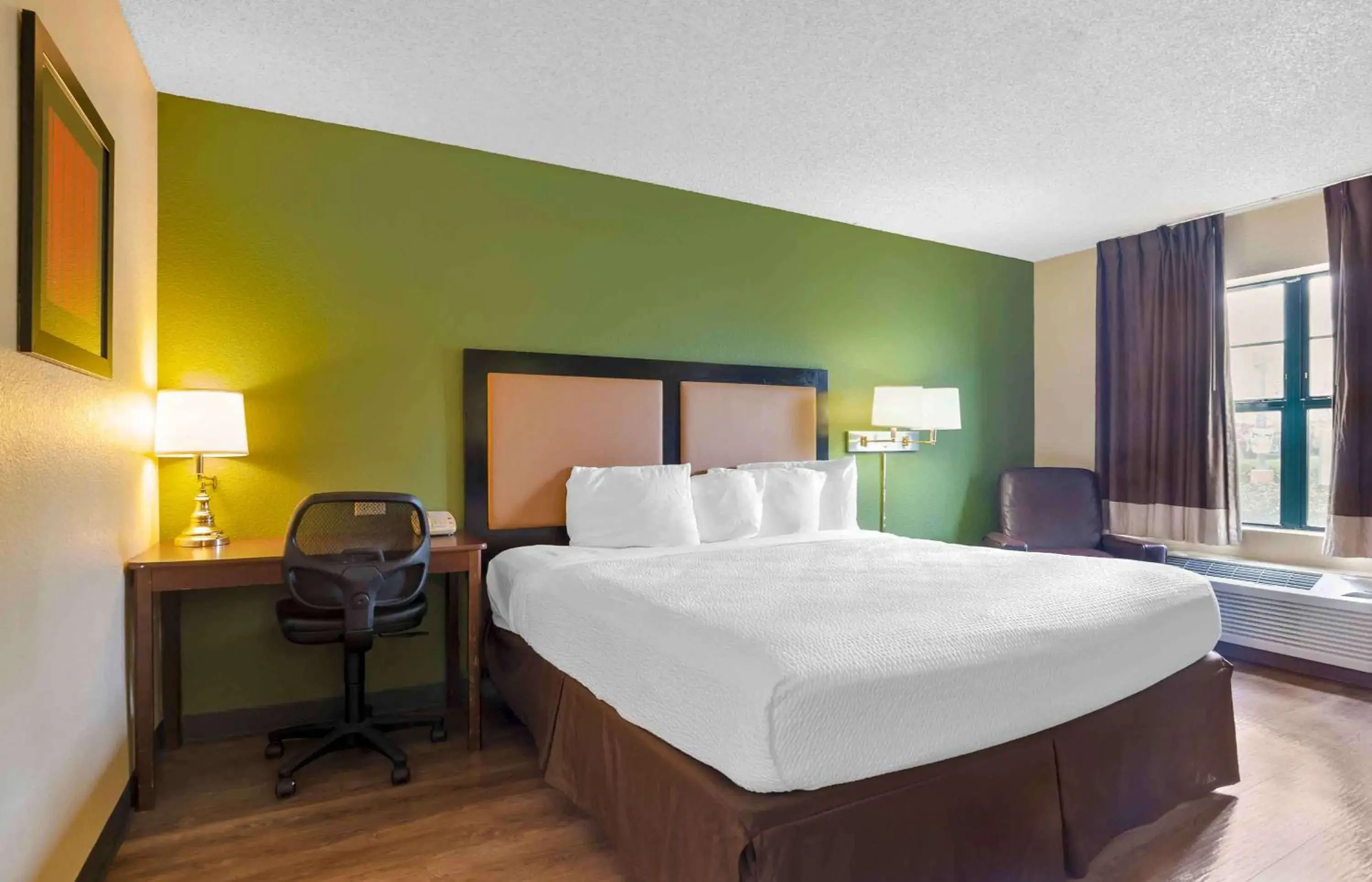 Deluxe Studio with One King Bed - Non-Smoking in Extended Stay America Suites - Orlando - Southpark - Commodity Circle Deluxe Studio with One King Bed - Non-Smoking in Extended Stay America Suites - Orlando - Southpark - Commodity Circle
