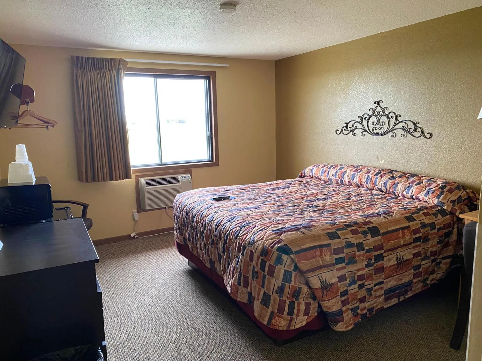 Bed in Americas Best Value Inn Kadoka