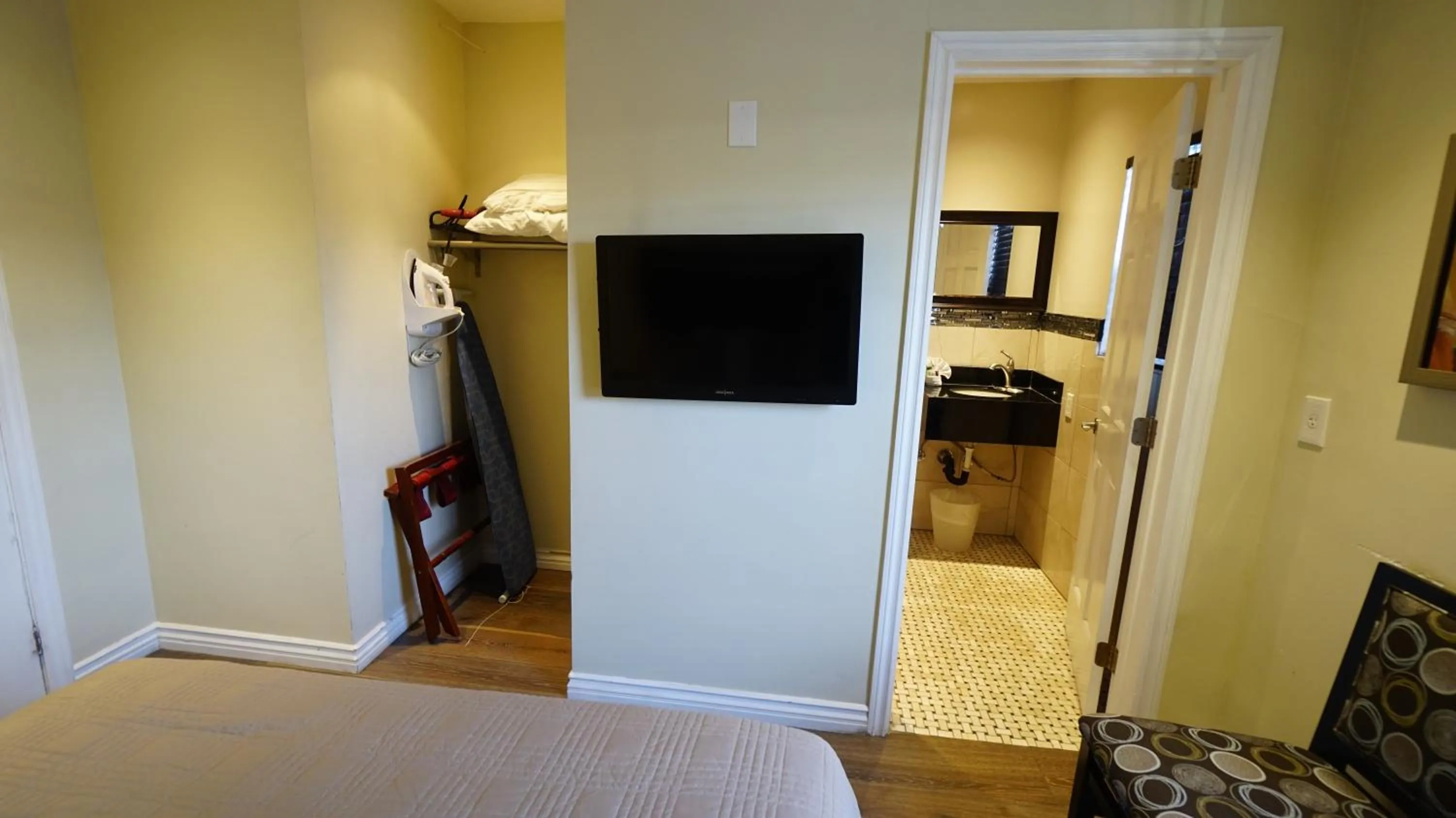 Bed in Trylon Hotel - Hollywood