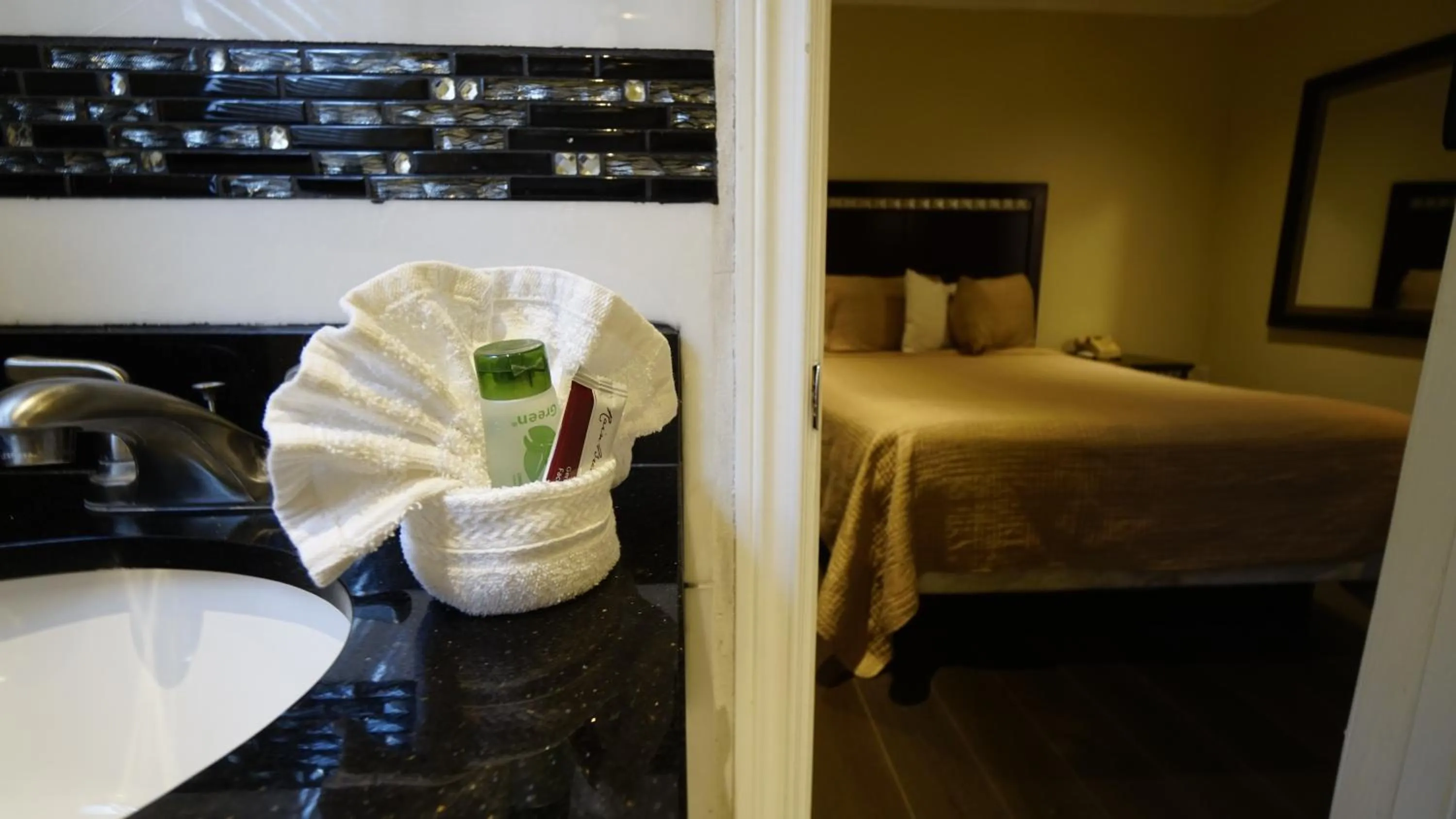 Bed in Trylon Hotel - Hollywood