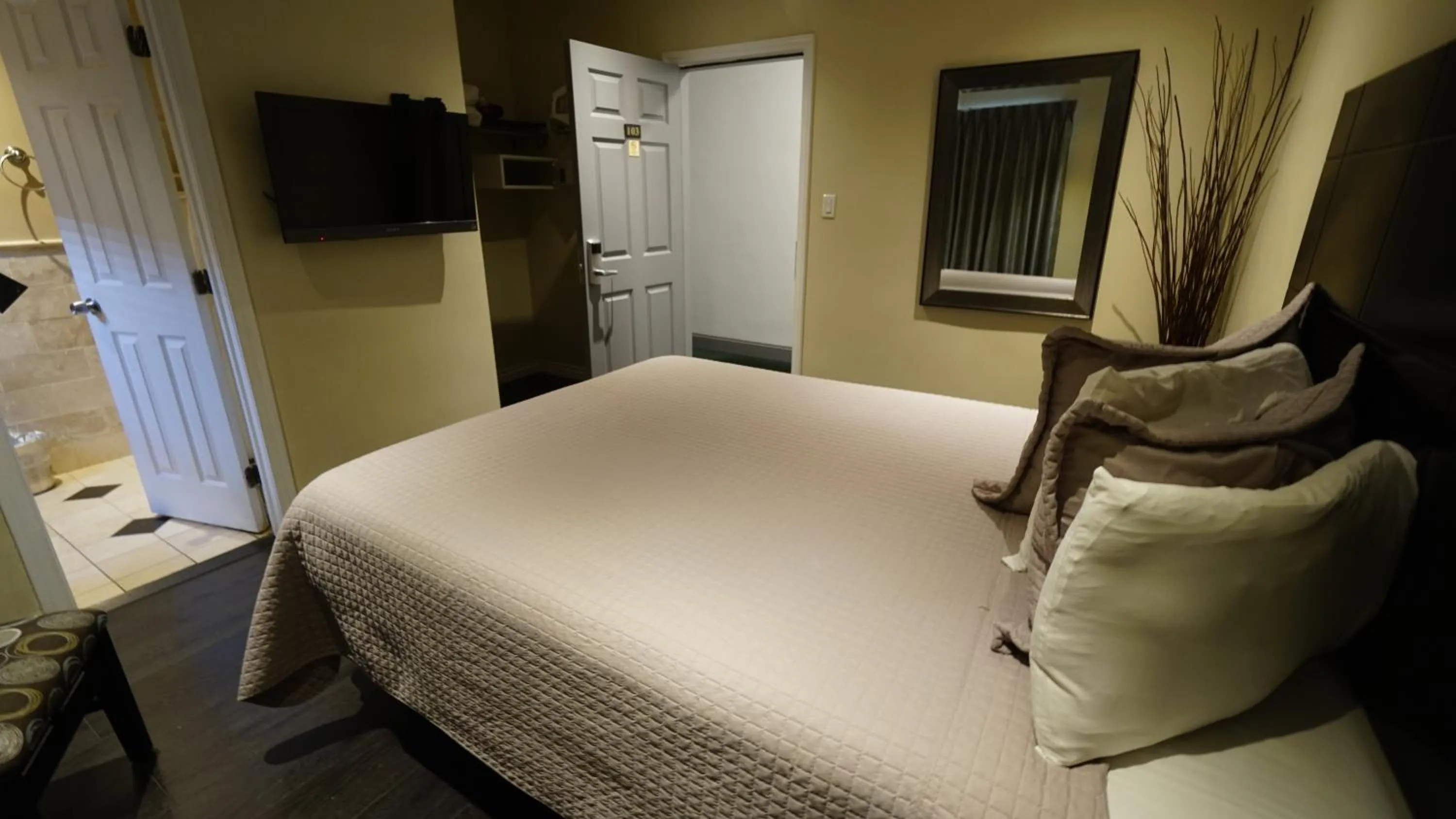 Bed in Trylon Hotel - Hollywood