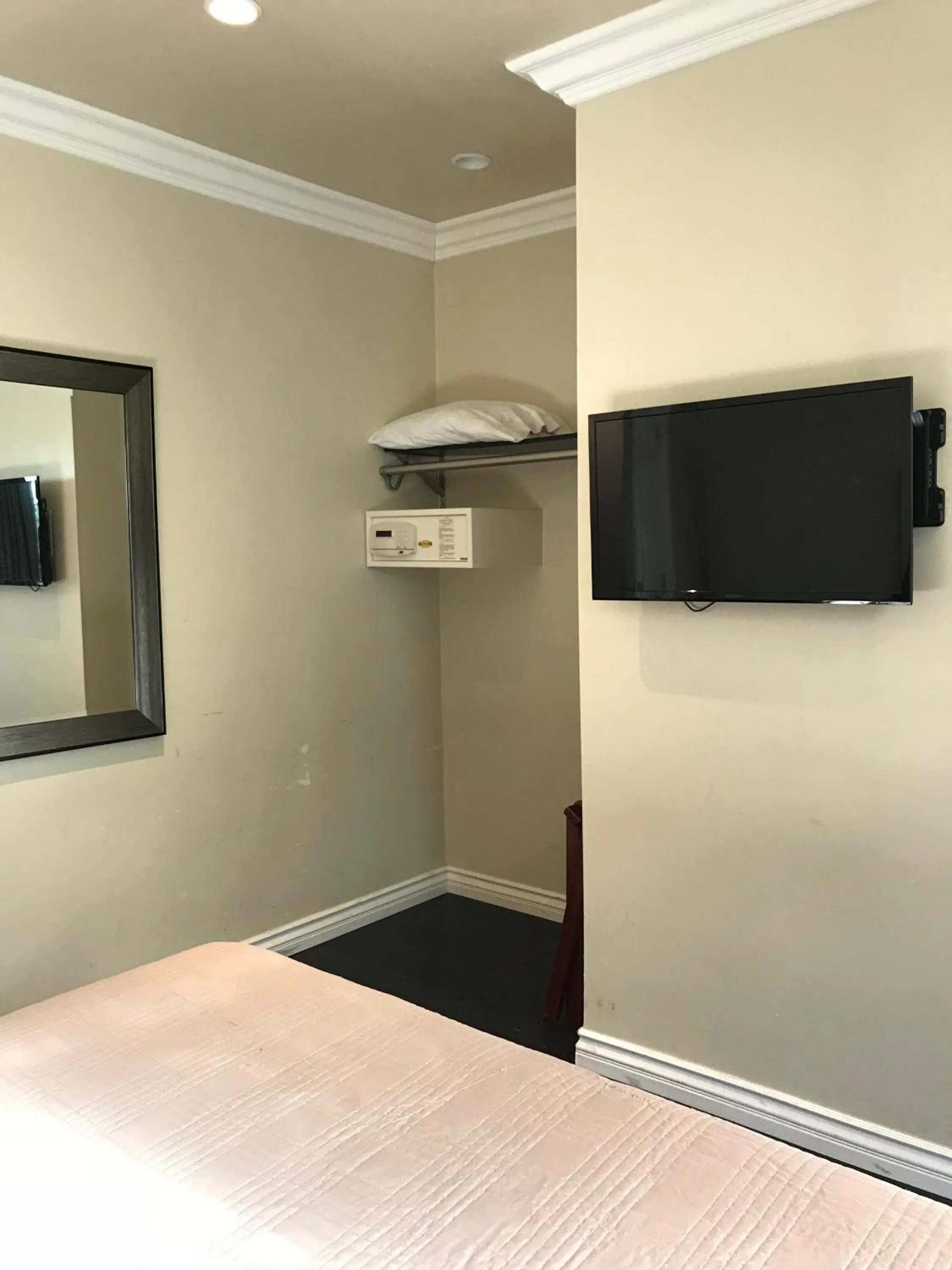 Bed in Trylon Hotel - Hollywood