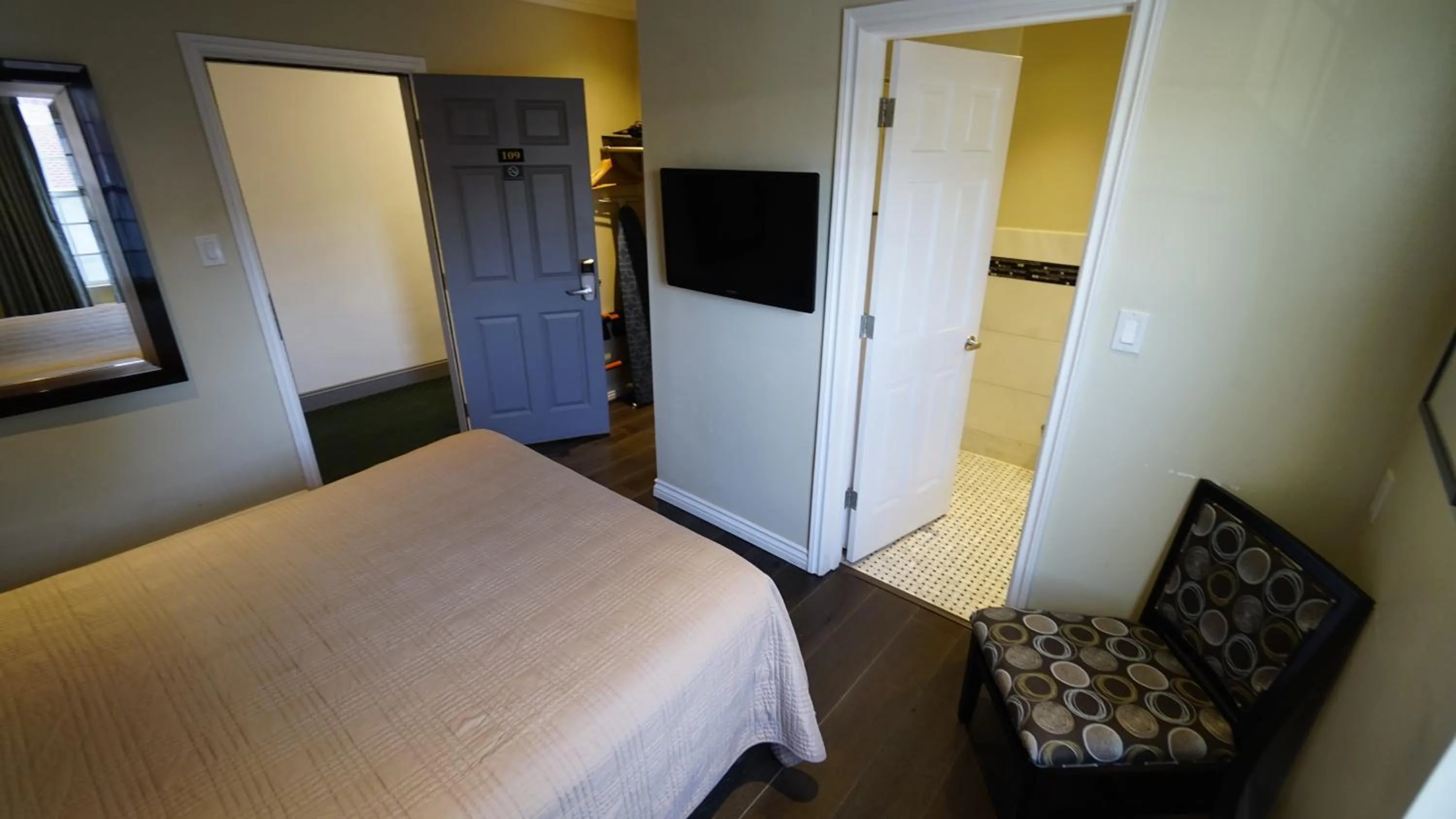 Bed in Trylon Hotel - Hollywood