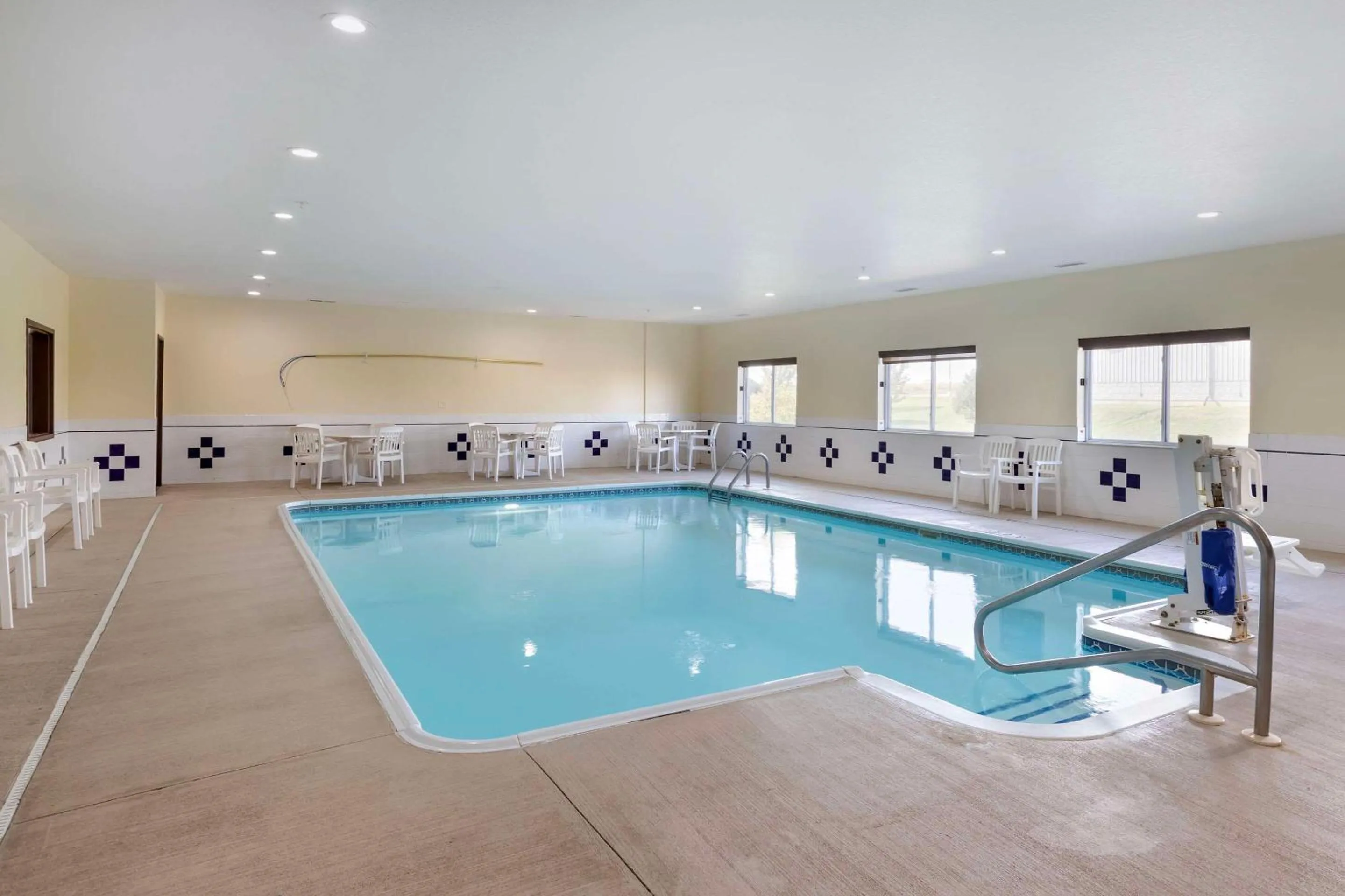 Swimming pool in Comfort Inn & Suites Davenport - Quad Cities