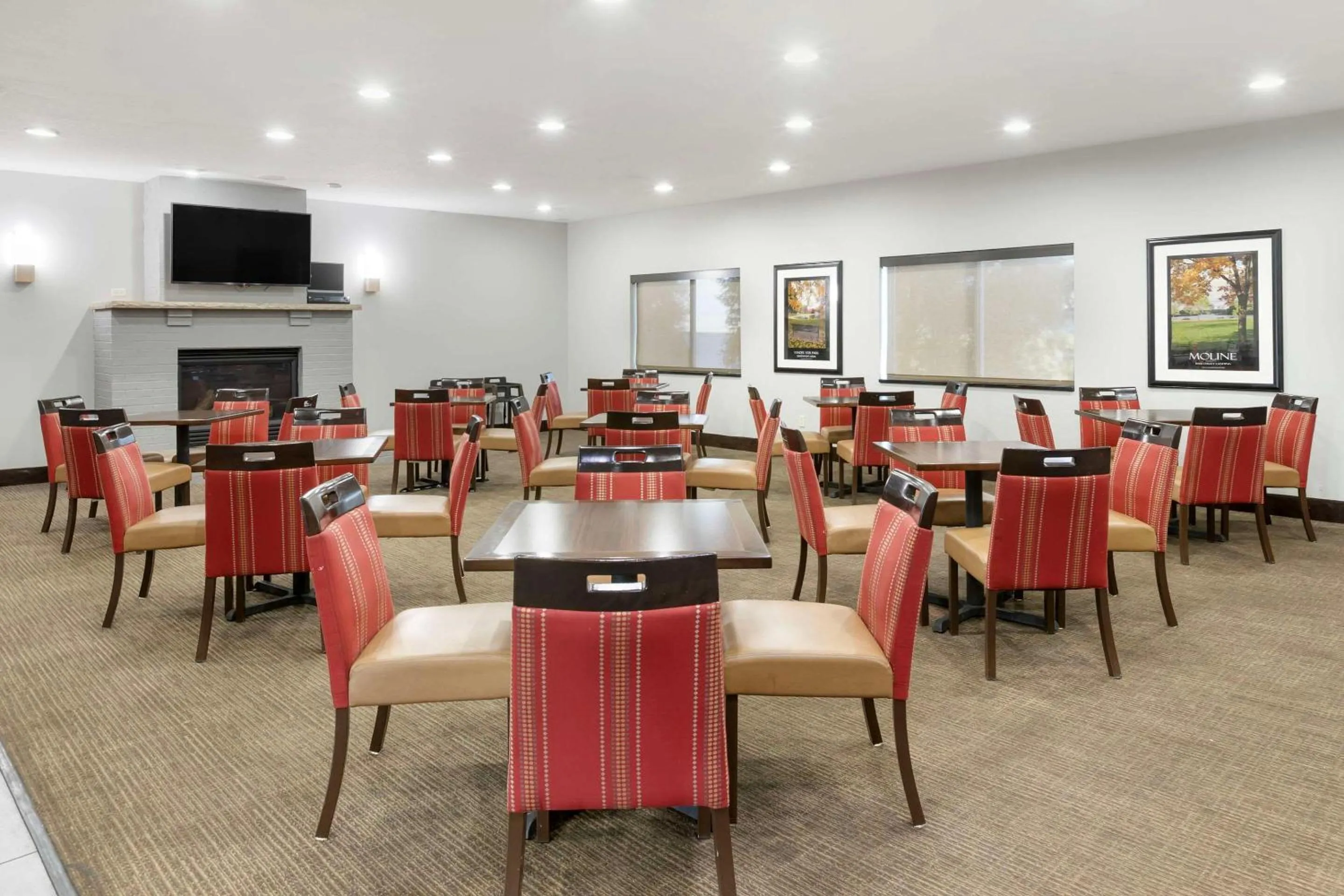 Breakfast in Comfort Inn & Suites Davenport - Quad Cities