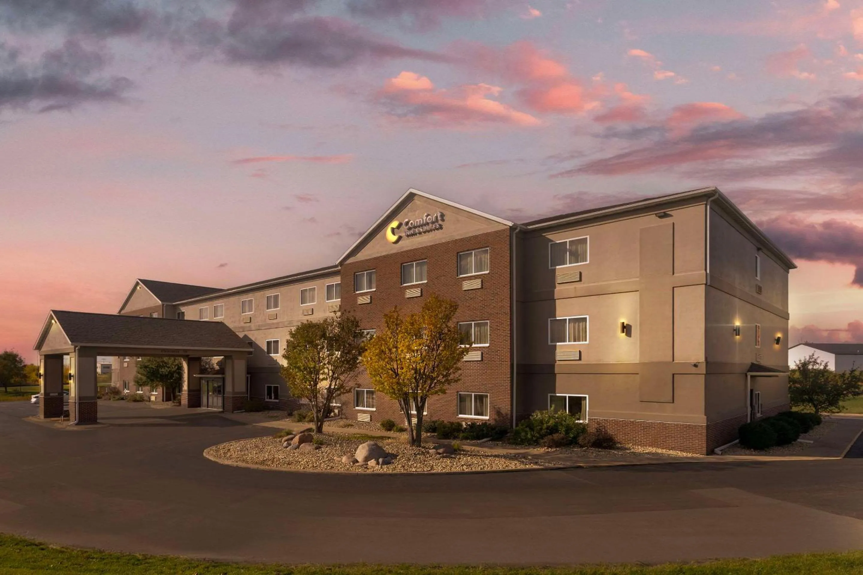 Property building in Comfort Inn & Suites Davenport - Quad Cities