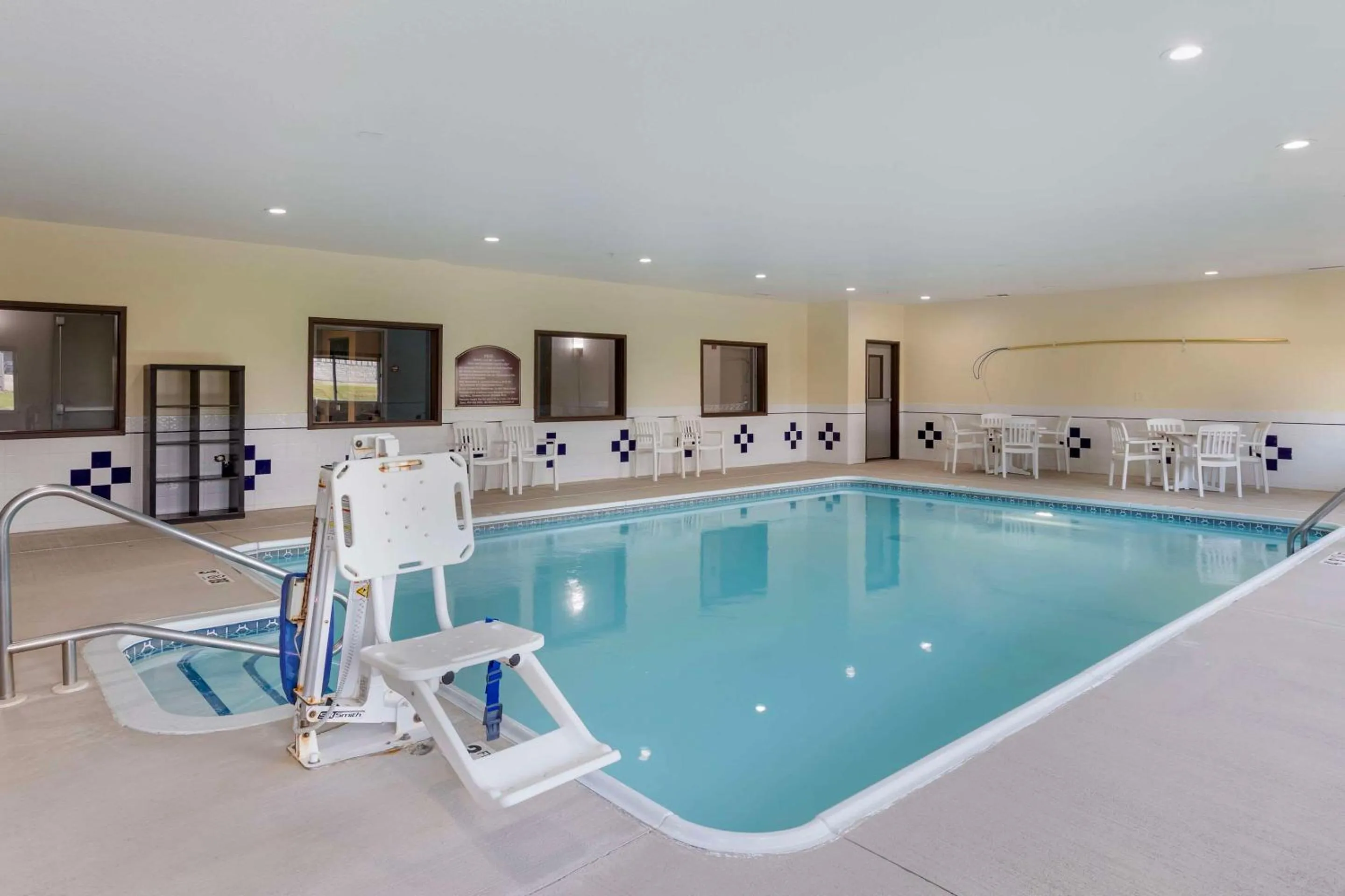 Swimming pool in Comfort Inn & Suites Davenport - Quad Cities