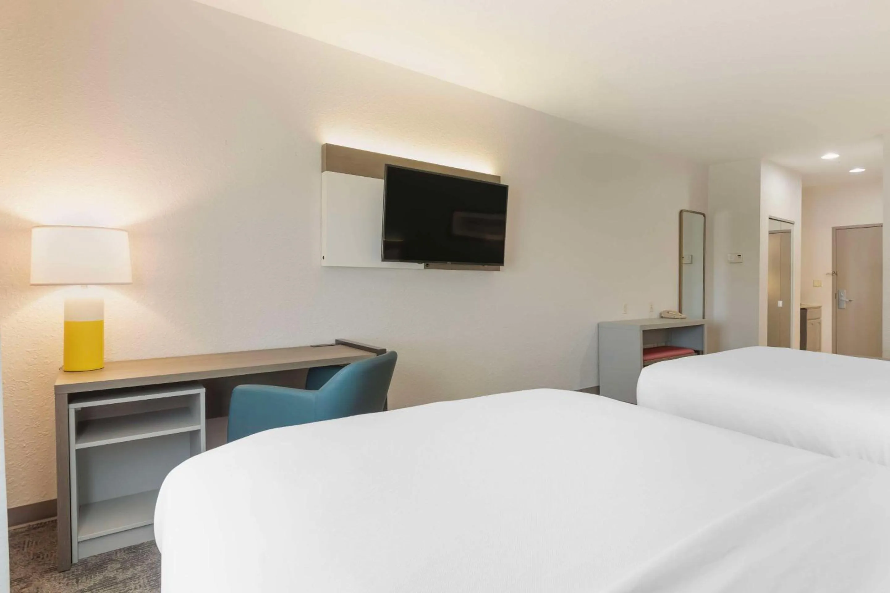 Bedroom, Bed in Comfort Inn & Suites Davenport - Quad Cities